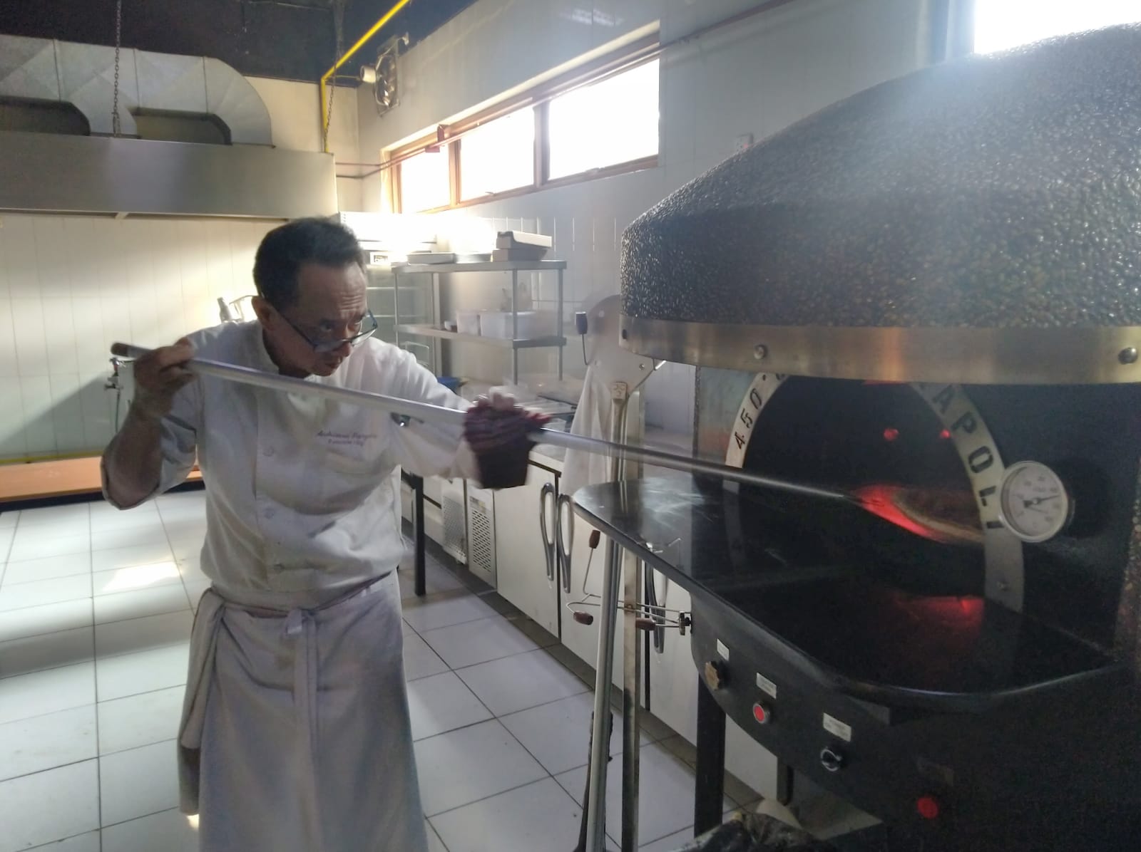 Ilustrasi pembuatan pizza di The Royale Krakatau Hotel