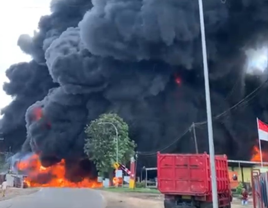 Kebakaran sebuh gudang di Jalan Lingkar Barat, Kota Jambi, Senin (15/8).