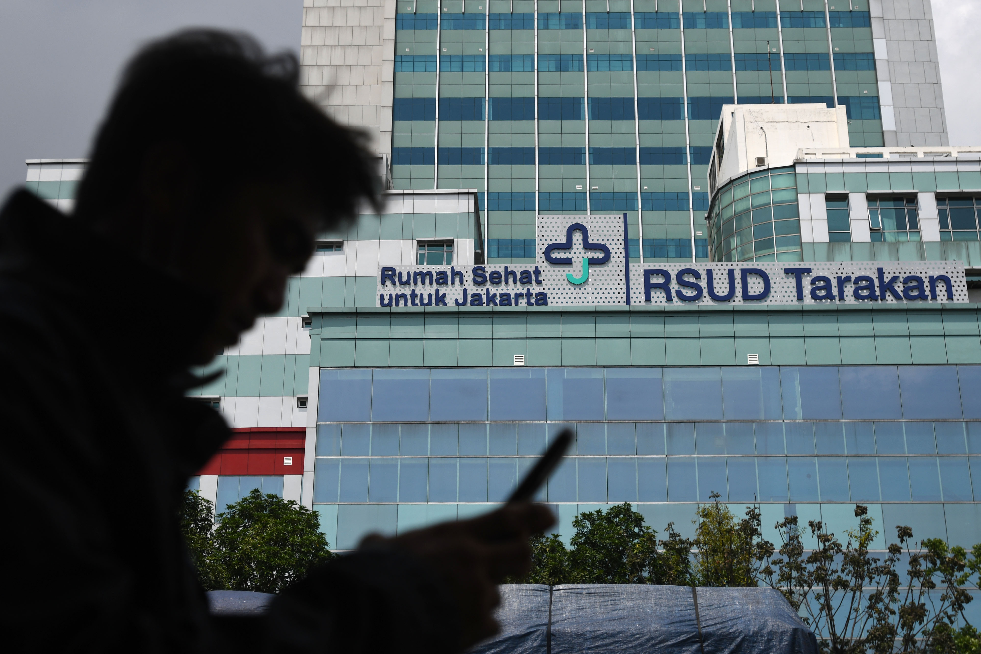 Pejalan kaki melintas di depan Rumah Sehat Untuk Jakarta (RSUD) Tarakan, Cideng, Jakarta.