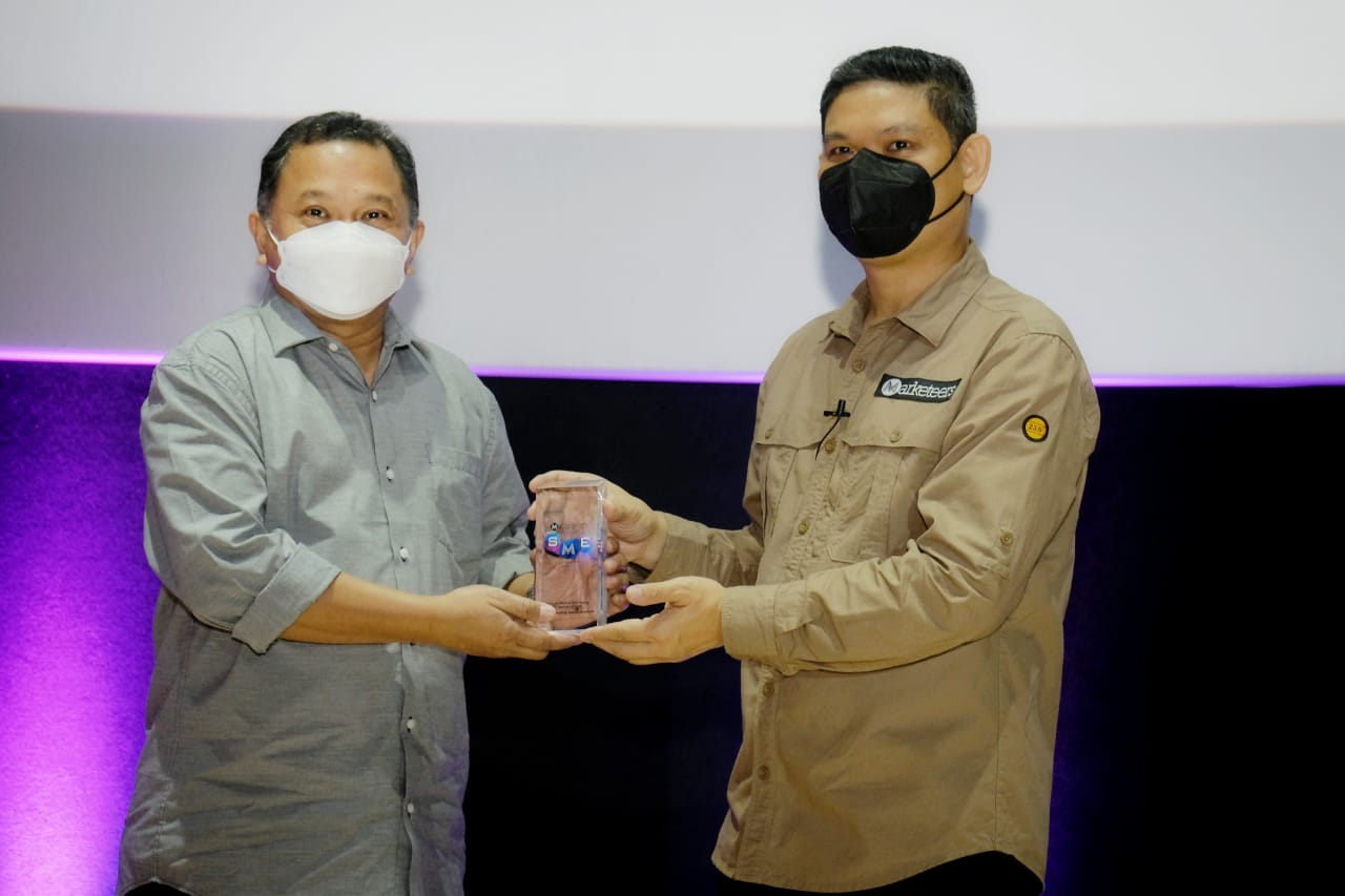 GM of Communication & Legal PTSG Fardhi Sjahrul Ade menerima piala penghargaan Marketeers SME Enablers Award 2022 di CGV FX Sudirman.