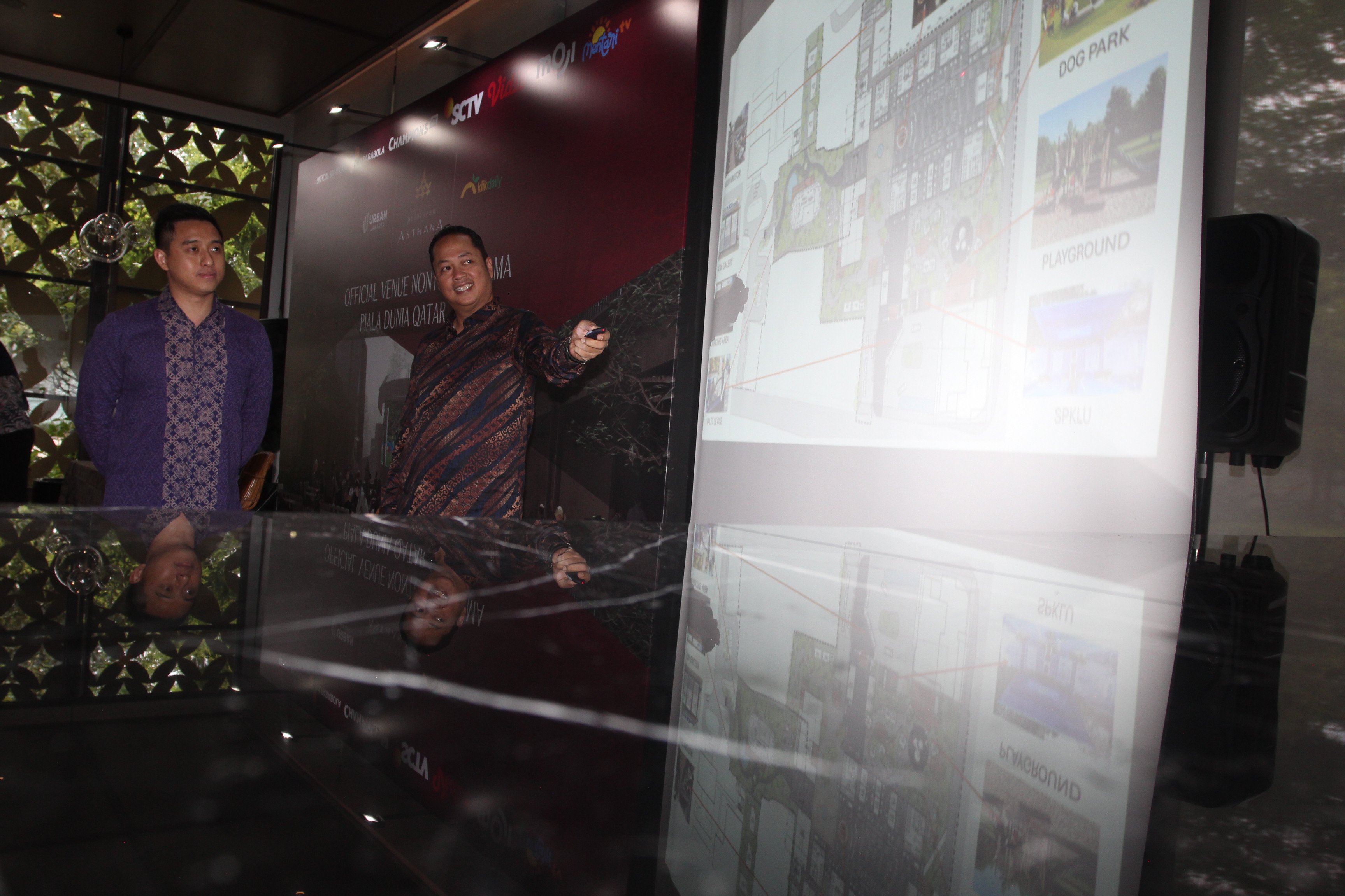 Dirut UJK Henry Gunawan bekerja sama dengan CEO KlikDaily Amos Gunawan untuk menggelar nobar Piala Dunia 2022 di Pelataran Asthana Kemang.