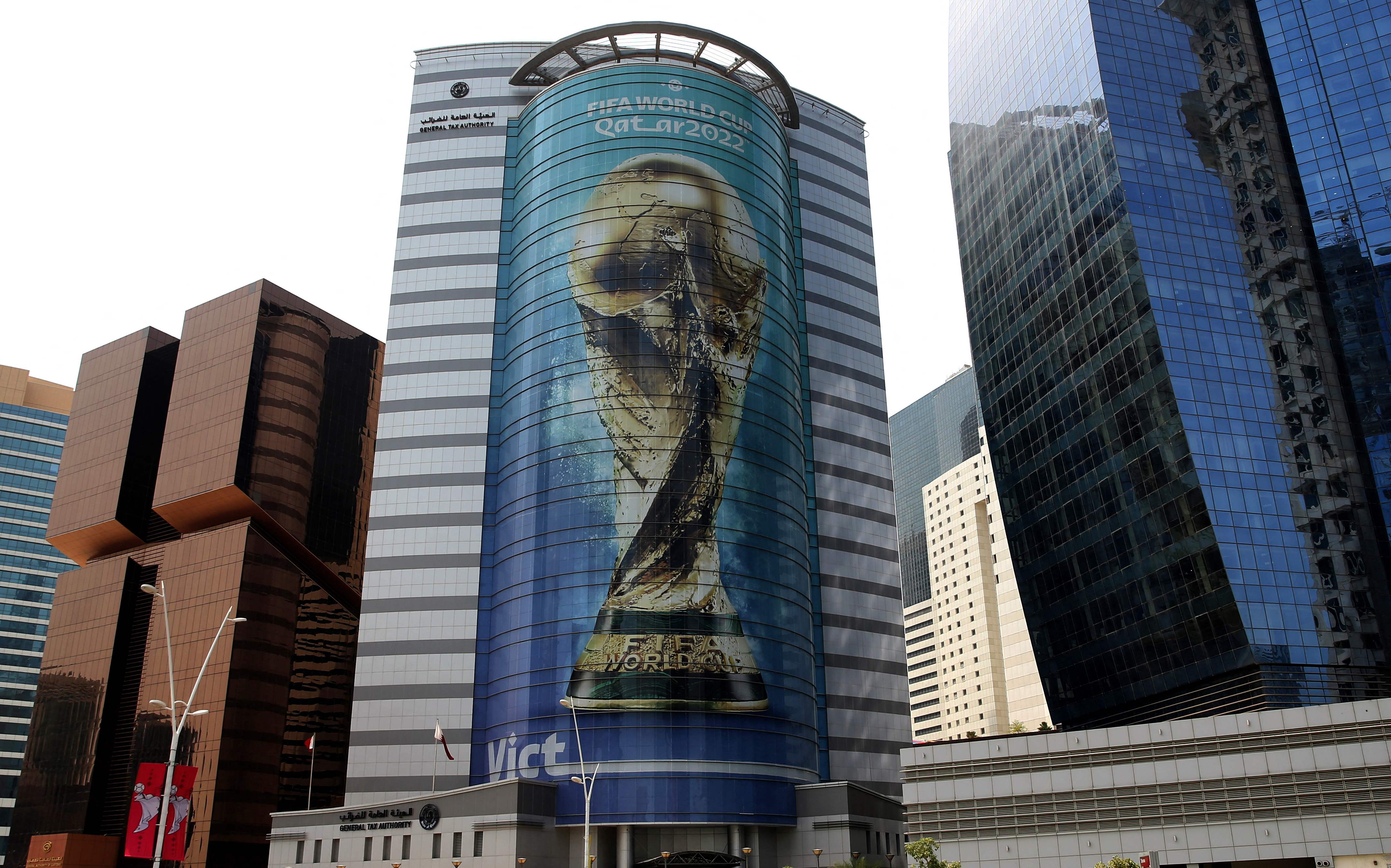 Potret trofi Piala Dunia 2022 terlihat di gedung wilayah Doha, Qatar.