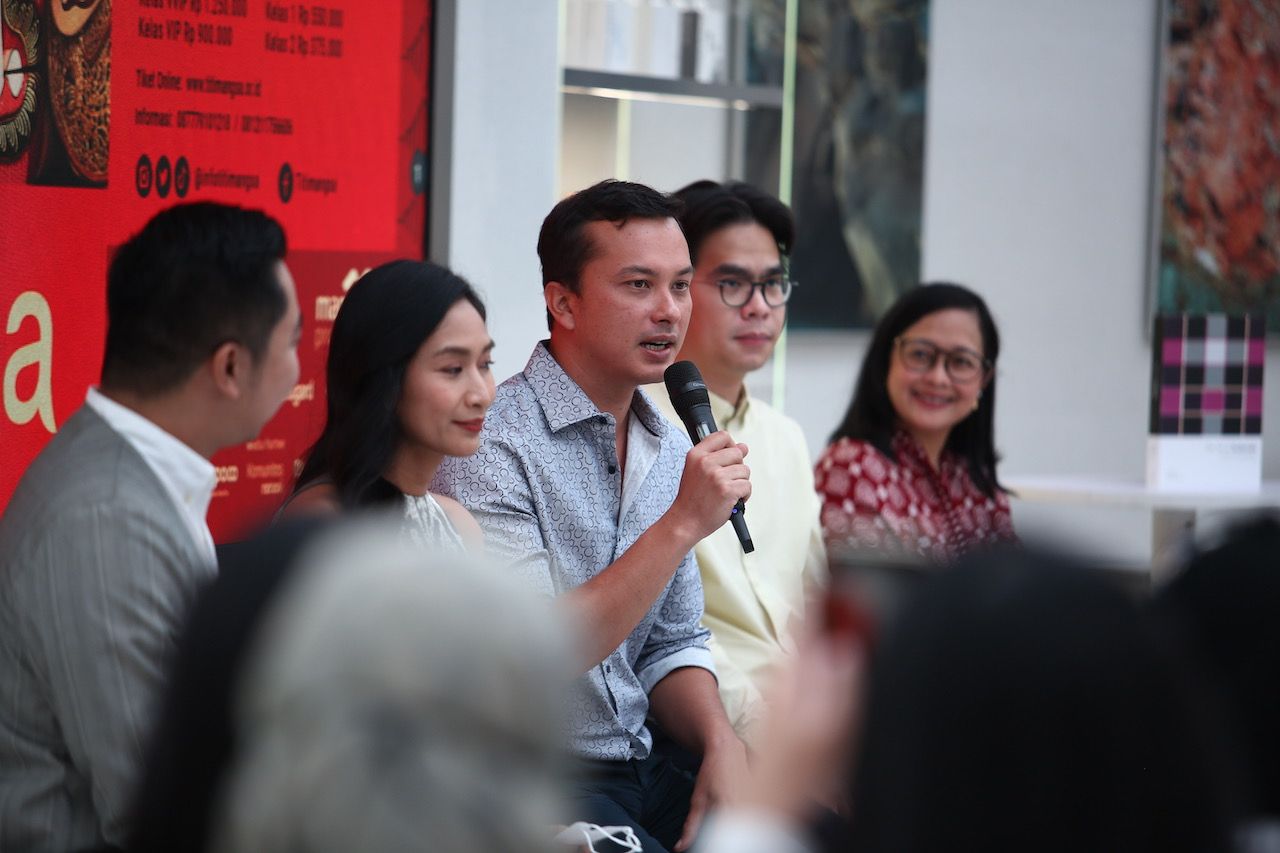 Aktor Nicholas Saputra (tengah) dan Happy Salma