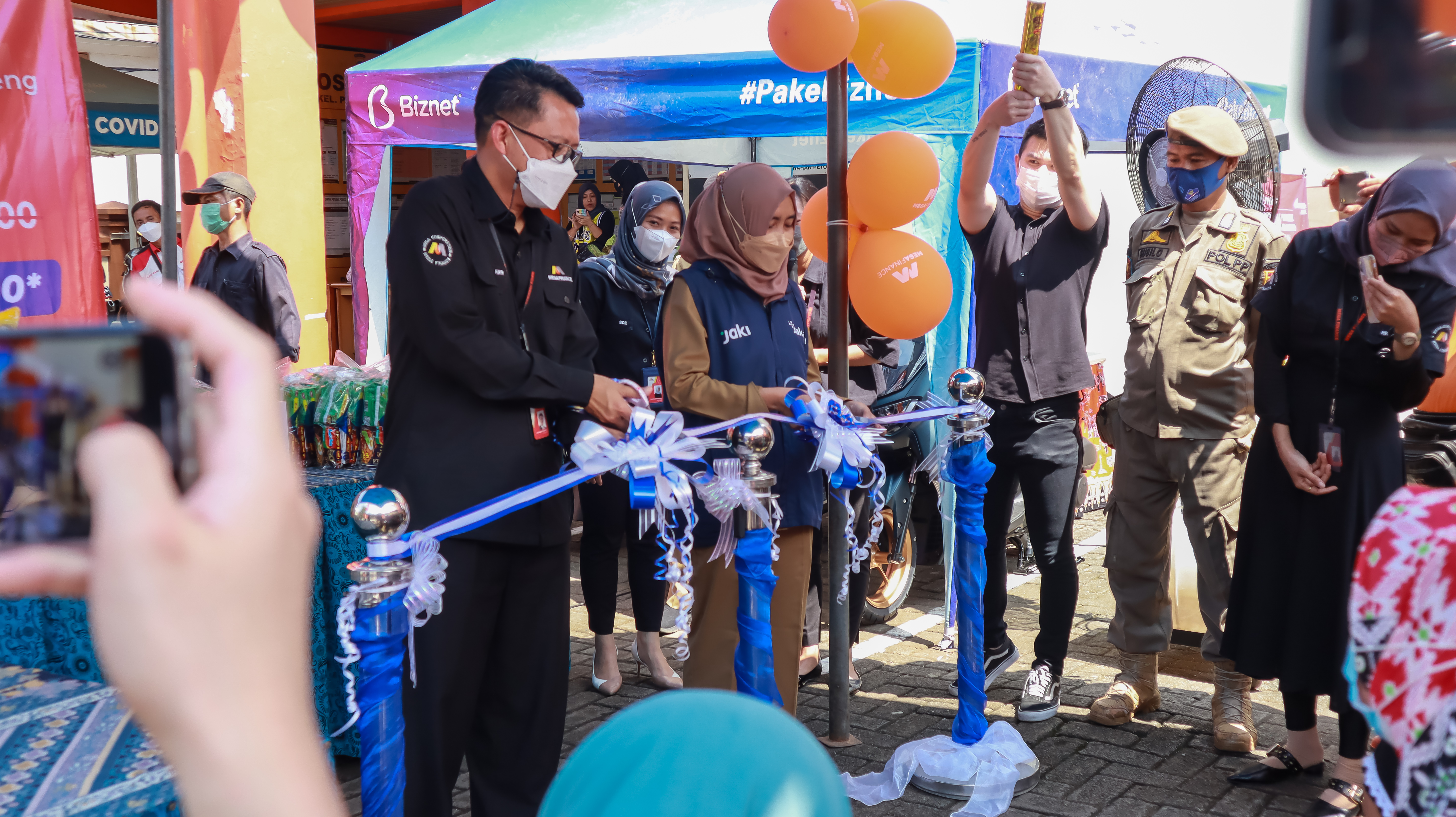 Kegiatan Pasar Tumpah skala Nasional ini diresmikan di salah satu titik Pasar Tumpah di Kelurahan Petogogan, Kebayoran Baru Jakarta.