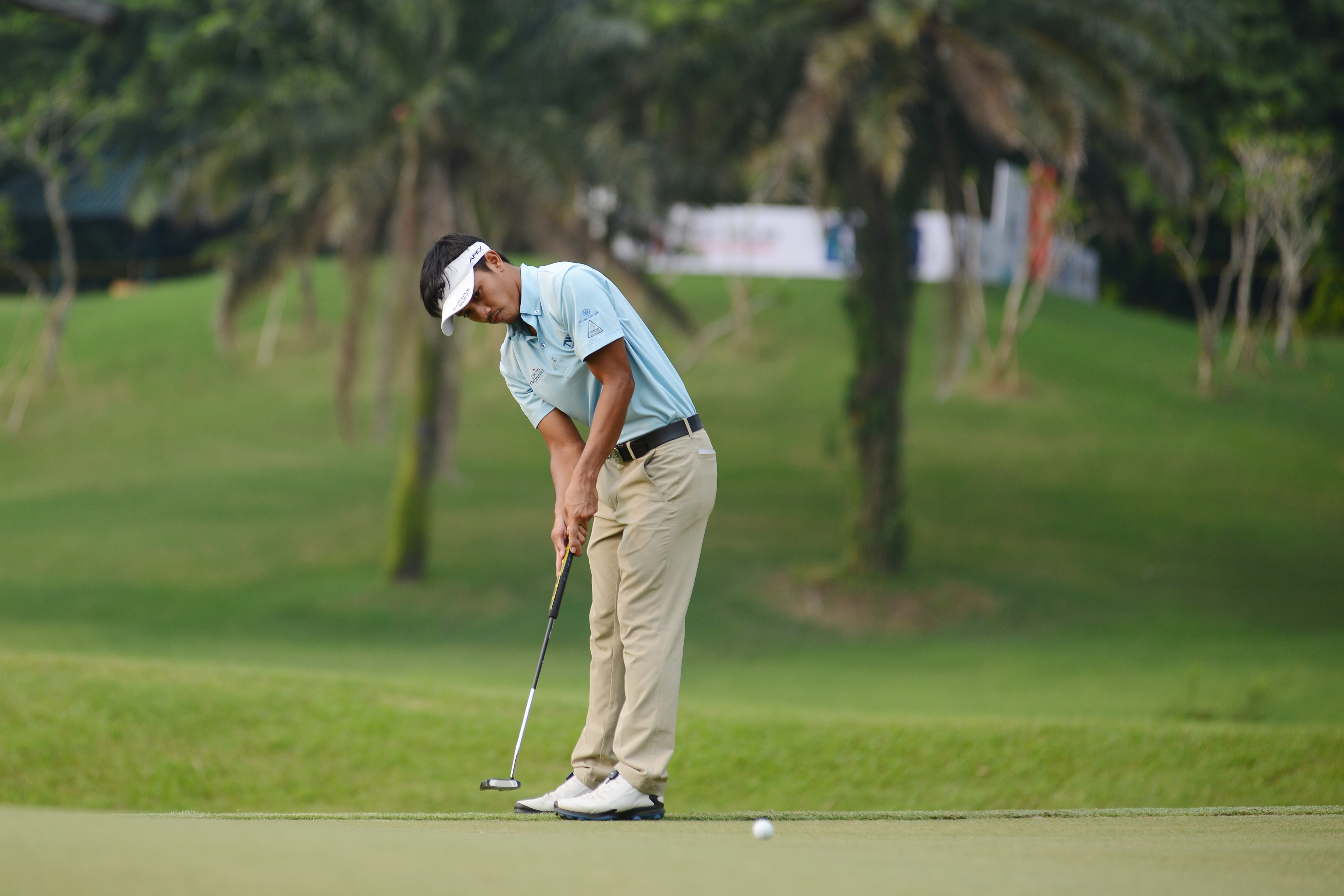 Pegolf Indonesia Kevin C Akbar bersiap memukul bola.