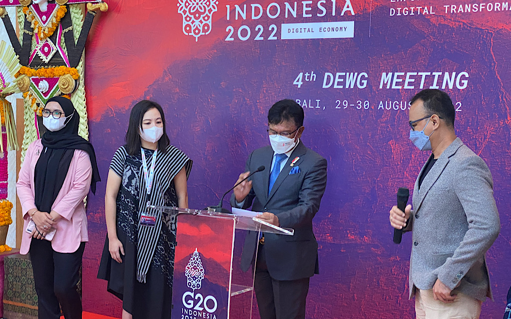 Menkominfo Johnny G Plate (kedua dari kanan)