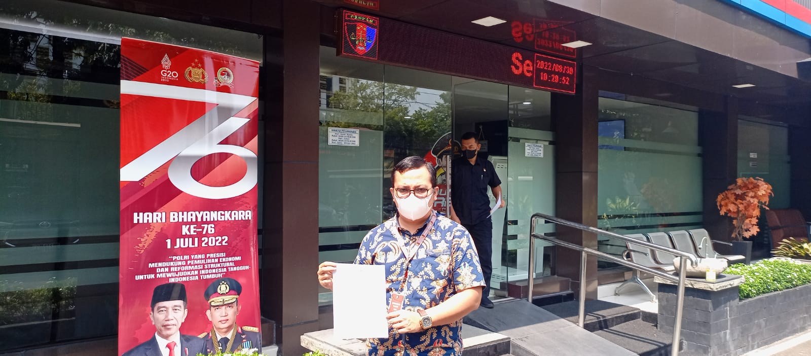 Rendra Septian menunjukkan surat laporan ke Propam Polri terkiat belum ditahannya tersangka kasus dugaan penipuan izim tambang nikel 
