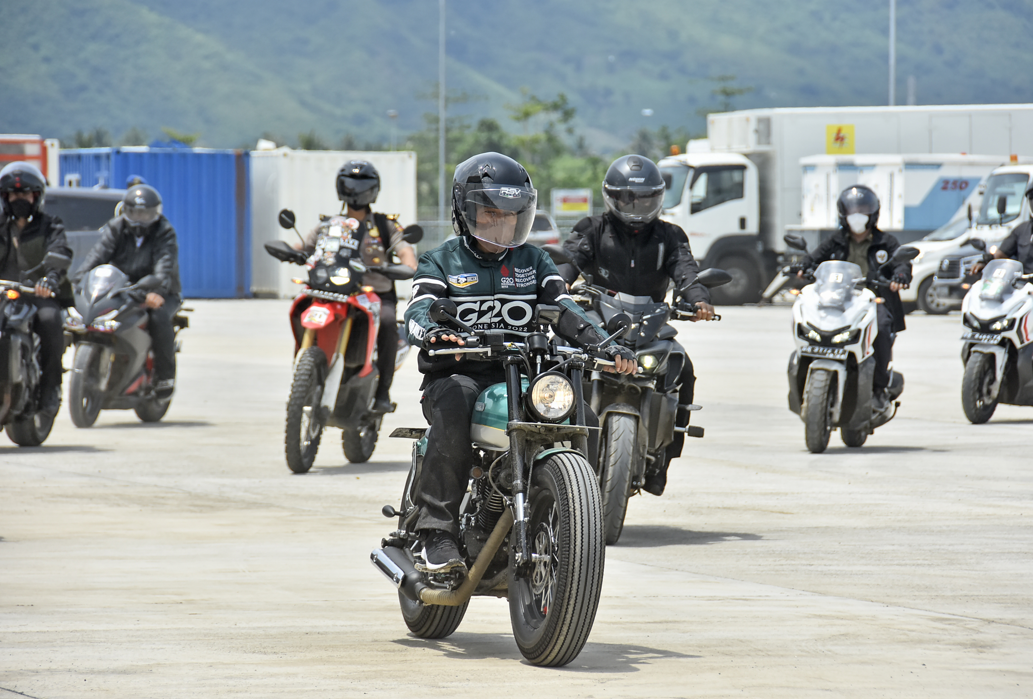Presiden Jokowi mengendarai sepeda motor di Sirkuit Mandalika, NTB.