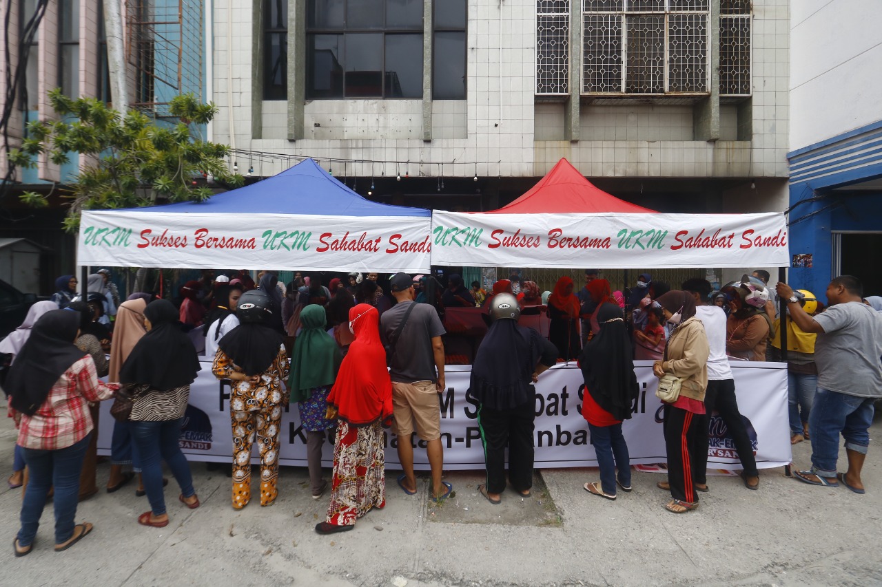 Relawan UKM Emak - Emak Sahabat Sandiuno menggelar Pasar Murah  di Cafe Rizky Gemawira, Jalan Juanda, Kota Pekanbaru, Jumat (5/8/2022)