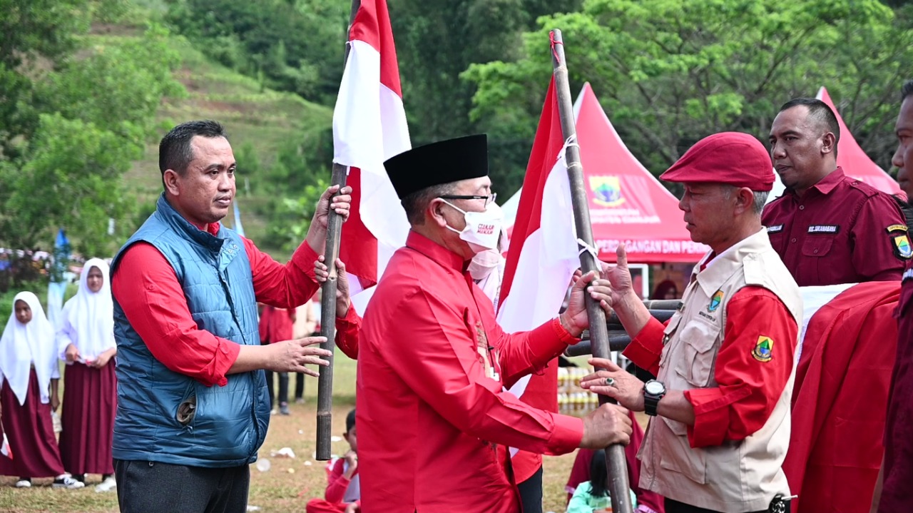 Bupati Cianjur Herman Suherman didampingi Kepala Badan Kesbangpol Rahmat Hartono secara simbolis membagikan Bendera Merah Putih kepada warga