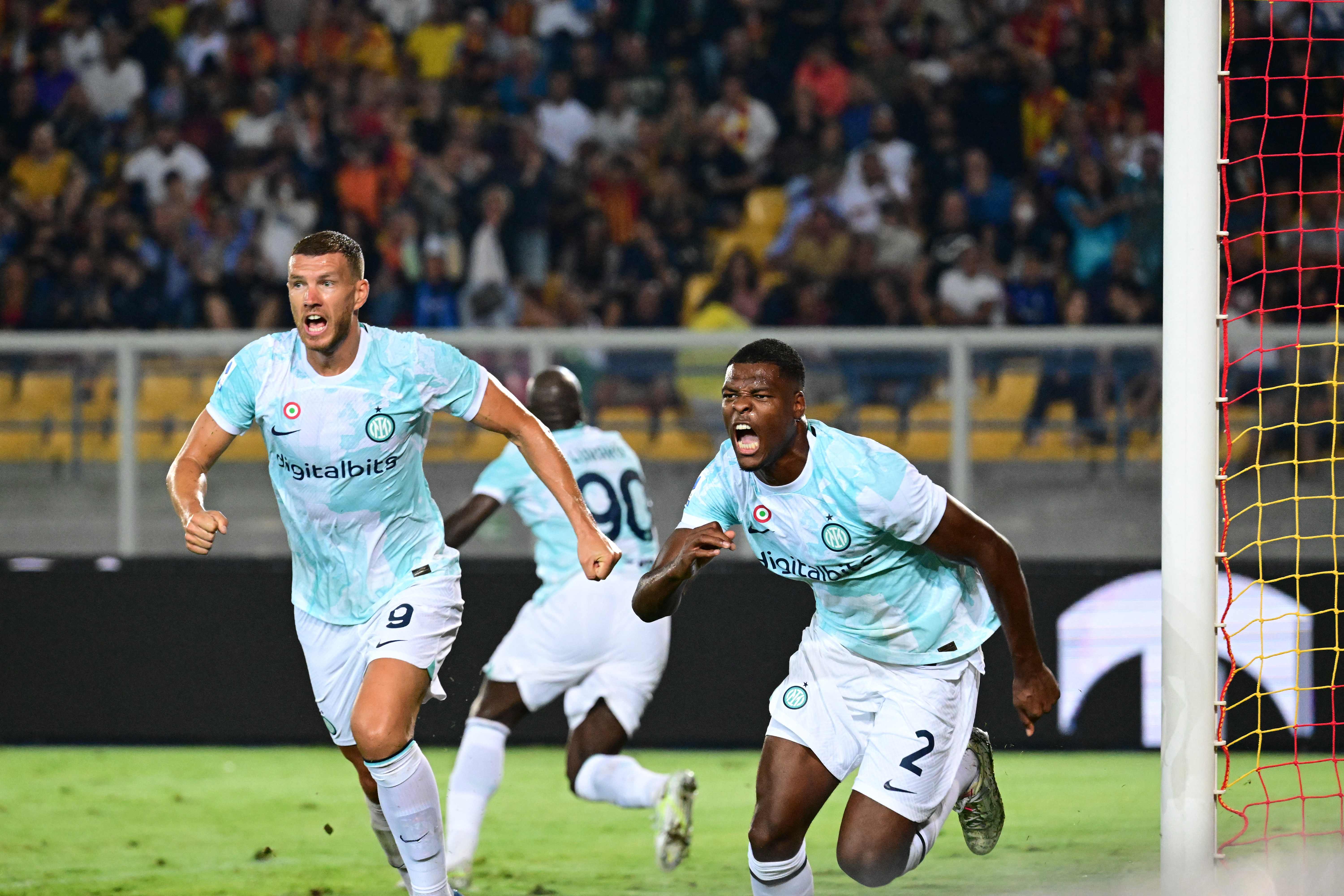 Gelandang Inter Milan Denzel Dumfries (kanan) melakukan selebrasi usai mencetak gol ke gawang Lecce di laga Serie A.
