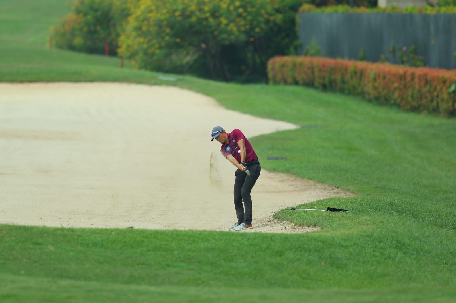 Salah seorang pegolf yang berlaga di turnamen golf Mandiri Indonesia Open 2022 di Pondok Indah Golf Course, Jakarta.