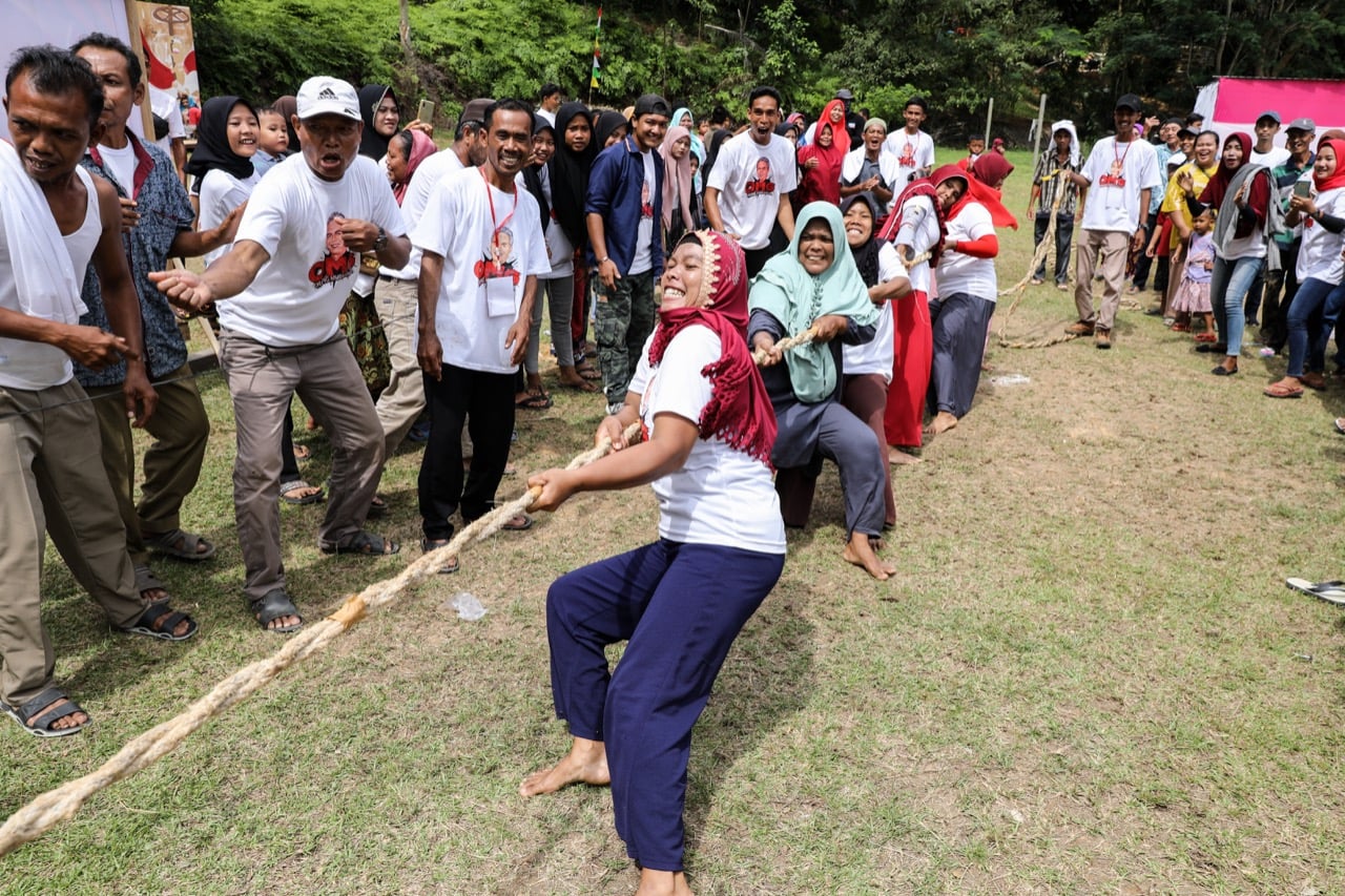 Meriahkan HUT Kemerdekaan RI ke 77, OMG Langkat menggelar sejumlah perlombaan khas 17-an seperti, tarik tambang.