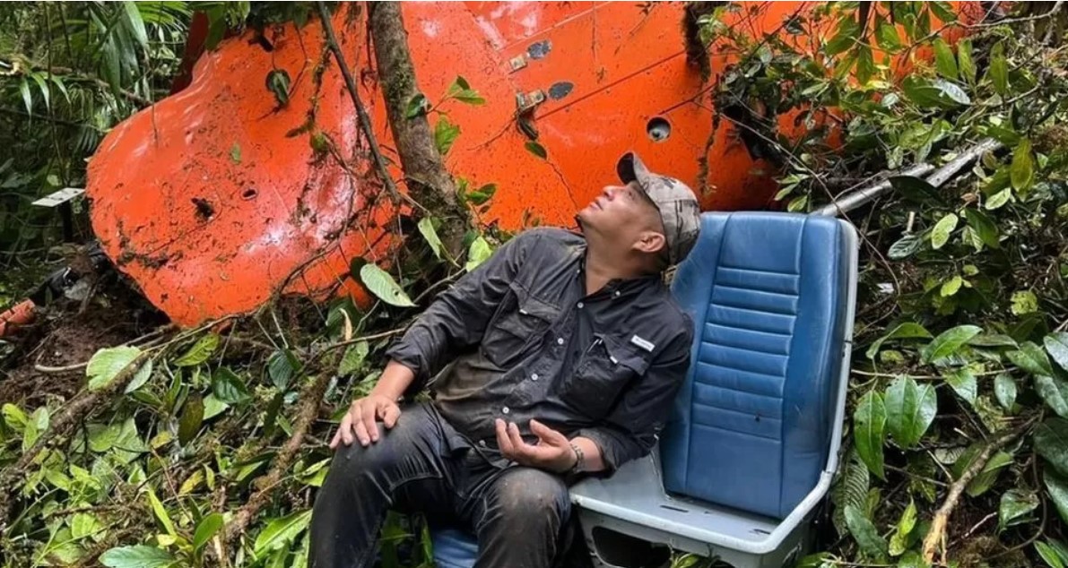 Dimitri Flores berada di depan reruntuhan helikopter yang mengalami kecelakaan di Panama.