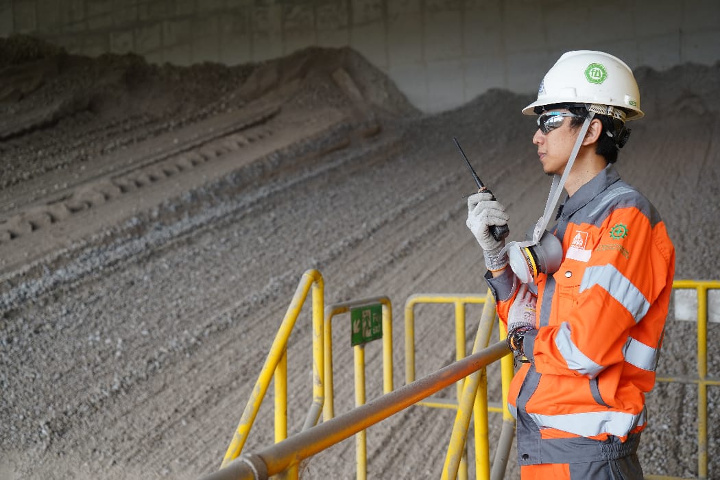 Seorang karyawan PT Semen Gresik mengawasi proses produksi