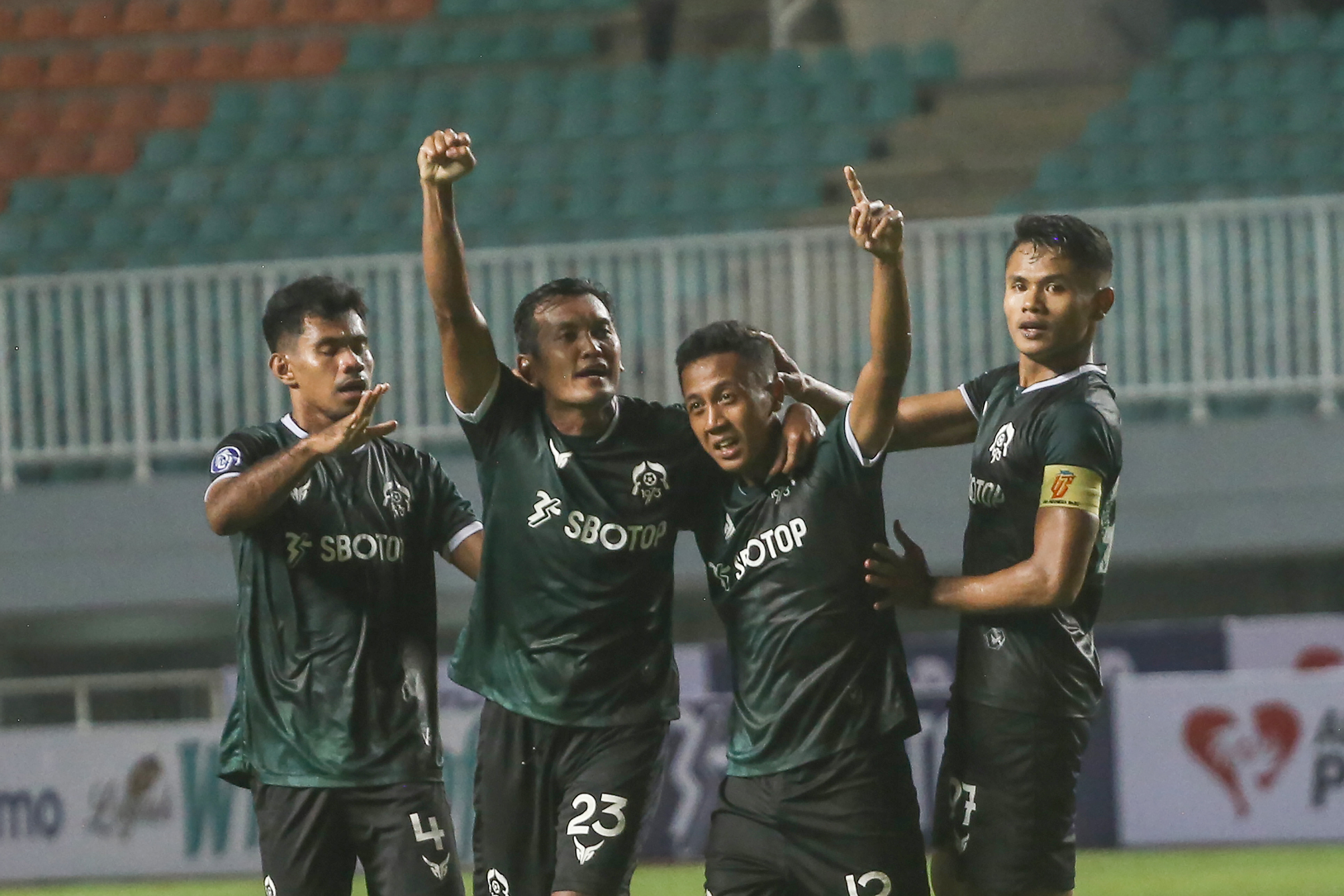Pemain Persikabo melakukan selebrasi usai mencetak gol ke gawang lawan di laga Liga 1.