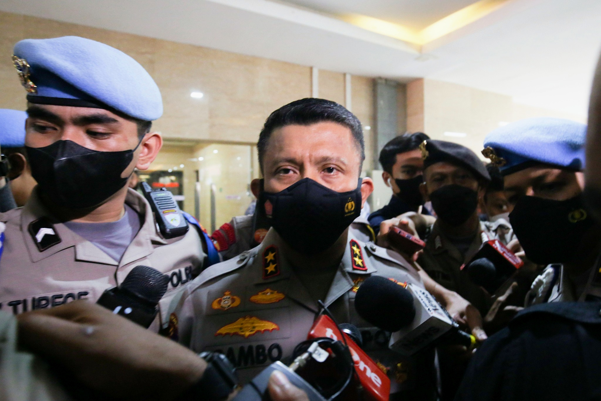 Mantan Kadiv Propam Irjen Pol Ferdy Sambo (tengah)