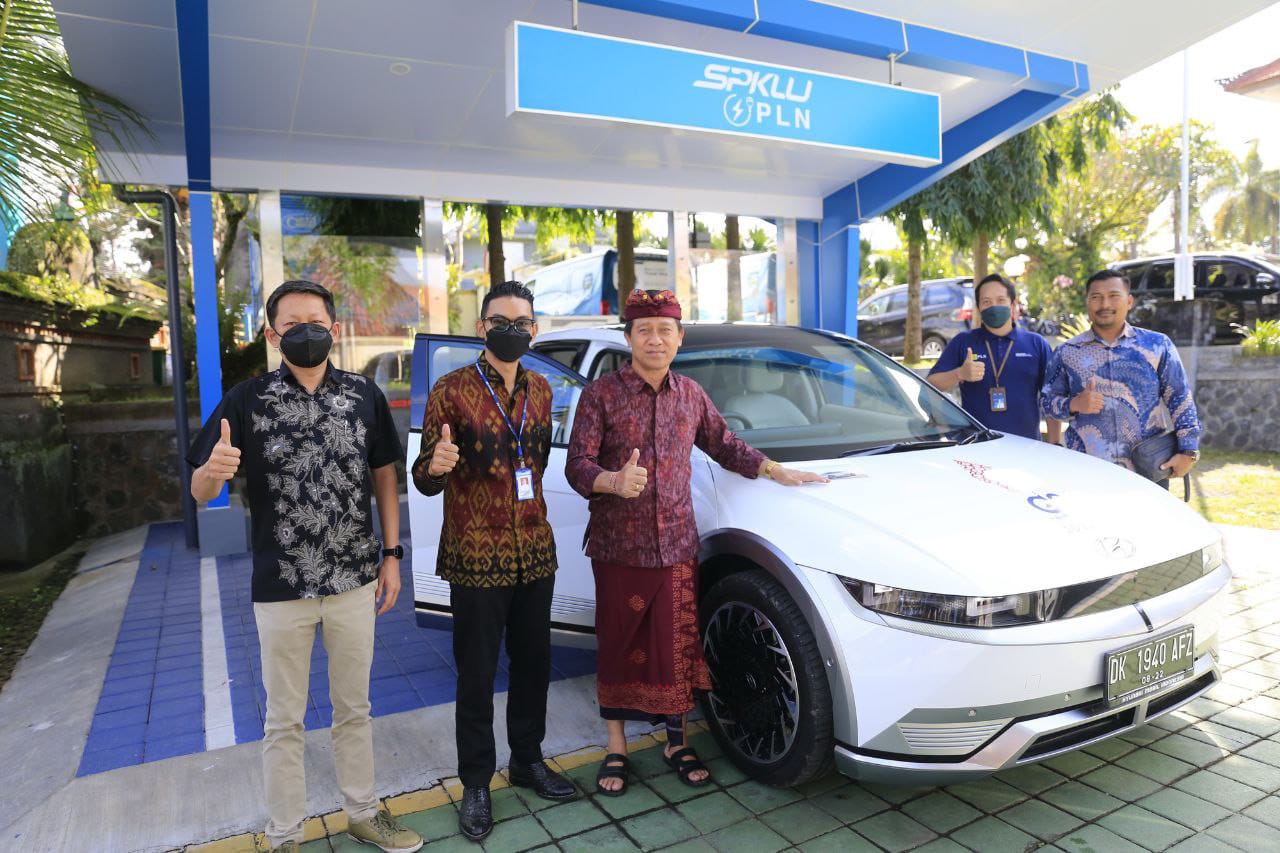 Bupati Klungkung, I Nyoman Suwirta melakukan uji coba mobil listrik asal Korea yang akan digunakan para kepala negara peserta konferensi G20