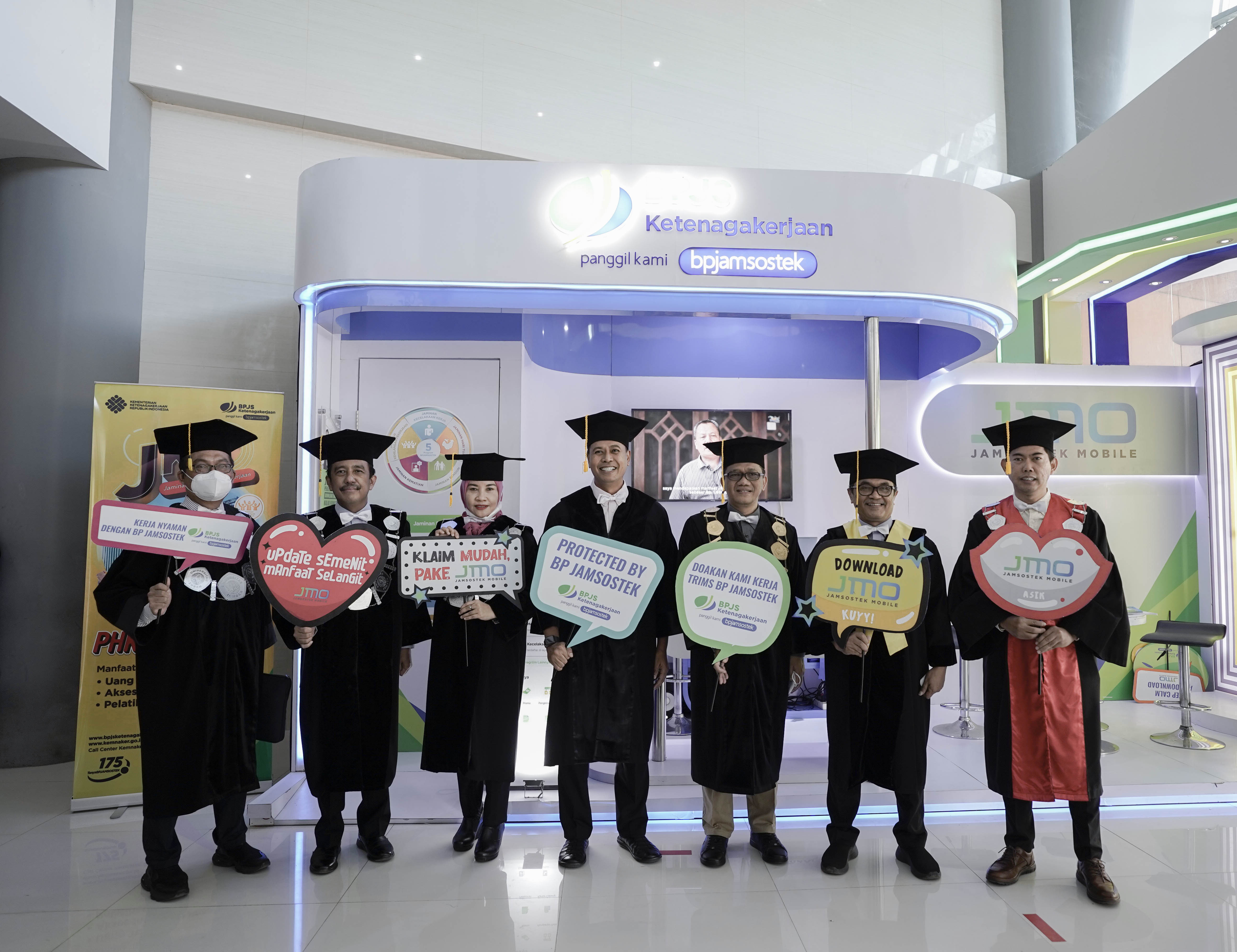 Dirut BPJAMSOSTEK di momen wisuda Universitas Jember