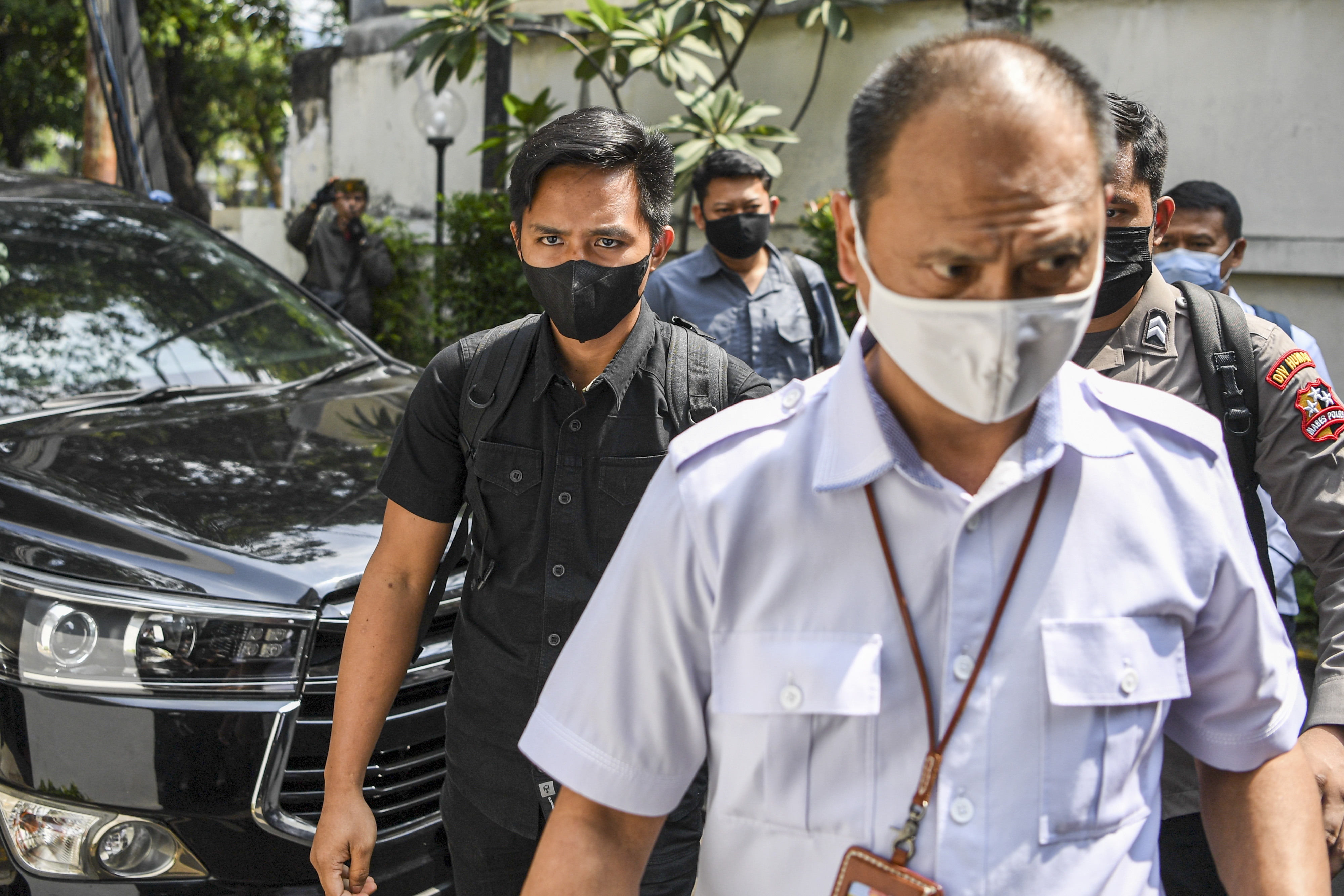 Ajudan Irjen Ferdy Sambo, Bharada E, memasuki Kantor Komnas HAM untuk dimintai keterangan terkait kasus kematian Brigadir J, Selasa (26/7).