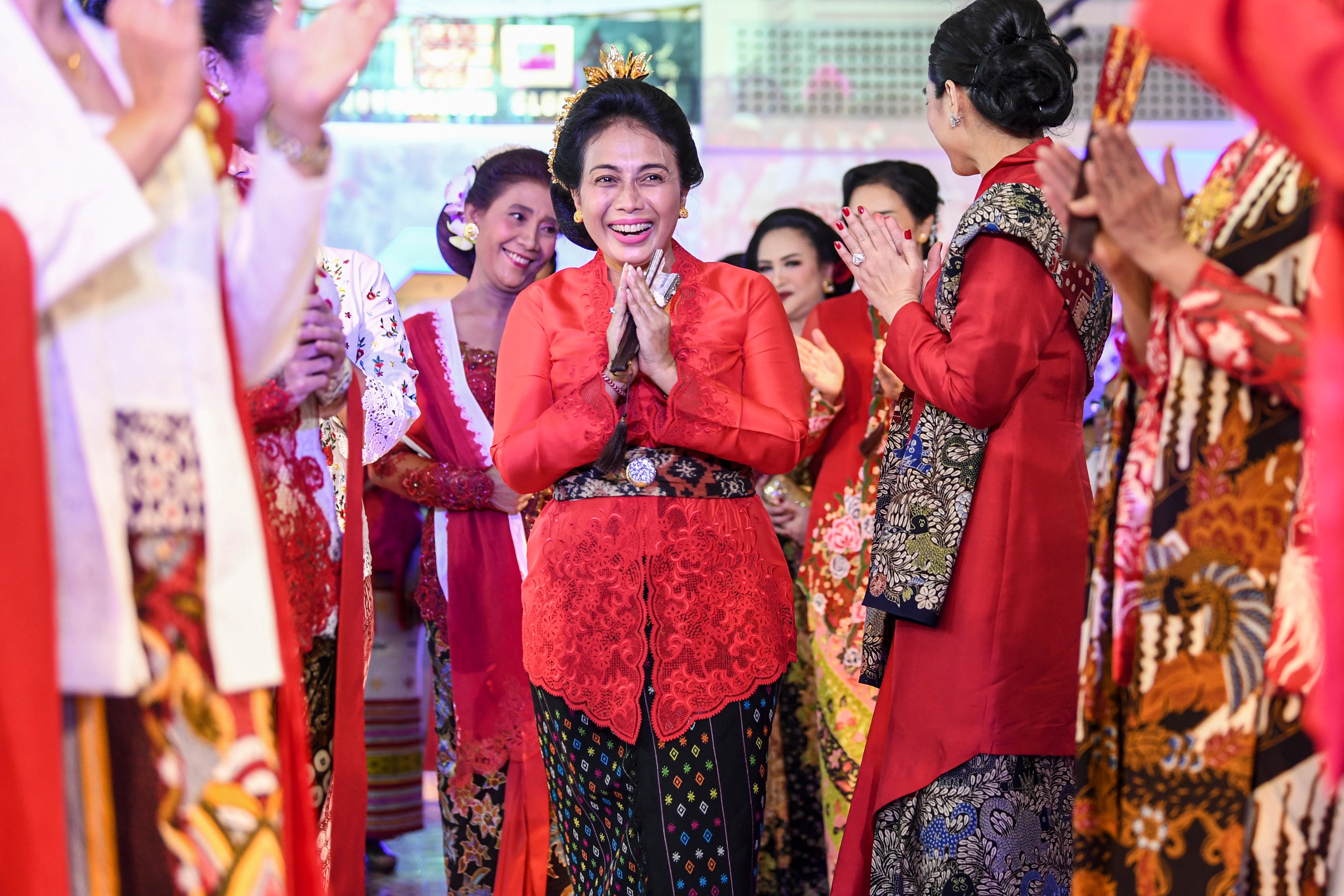 Menteri Pemberdayaan Perempuan dan Perlindungan Anak I Gusti Ayu Bintang Darmawati (kedua kiri).