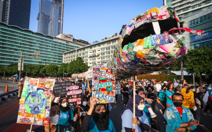 Sejumlah pegiat lingkungan membawa poster dan instalasi ular dari sampah plastik saset saat pawai bebas plastik di Kawasan Sudirman, Jakarta
