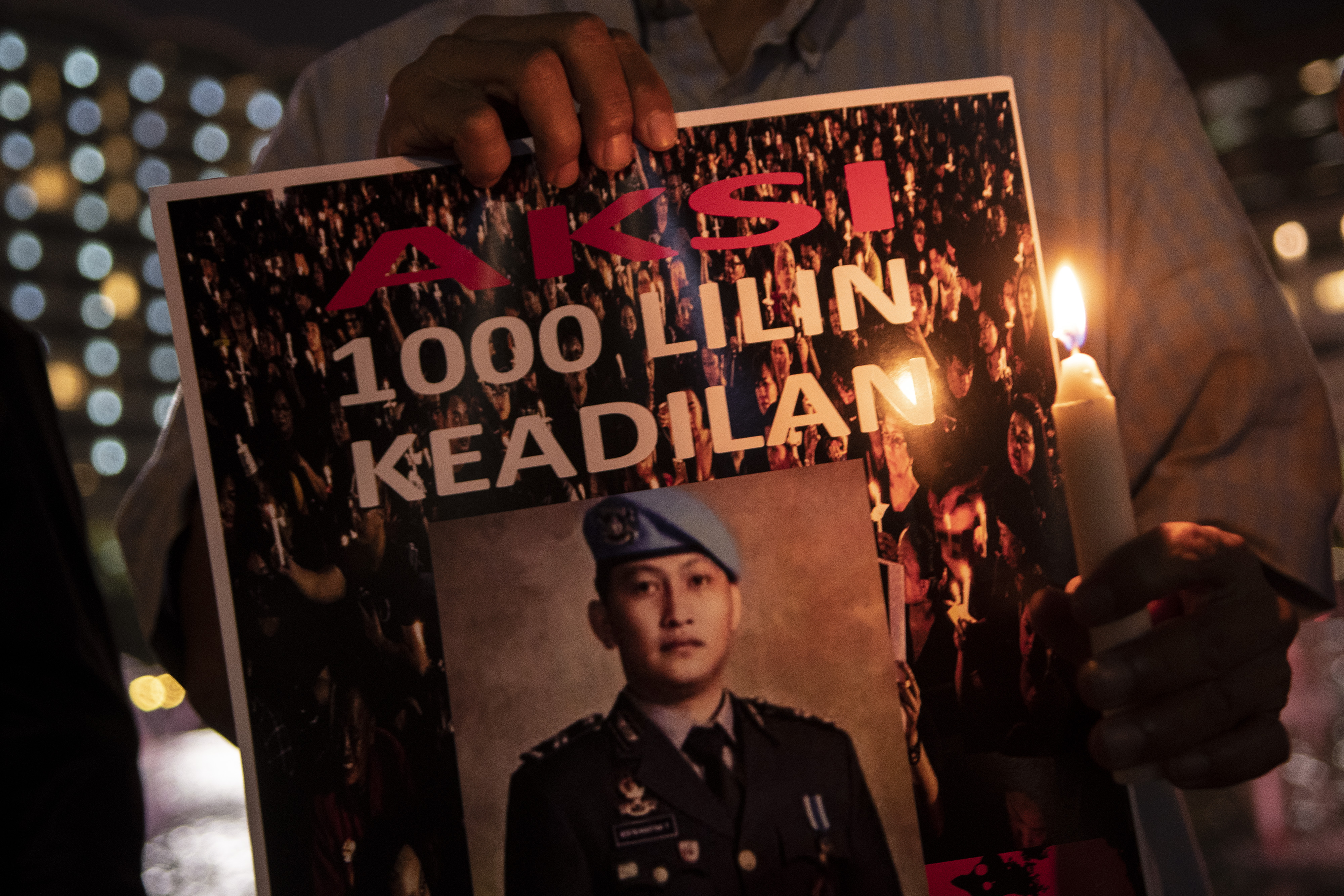 Poster foto almarhum Brigadir J yang dipampang para simpatisan saat melakukan aksi solidaritas di Bundaran HI, Jakarta.