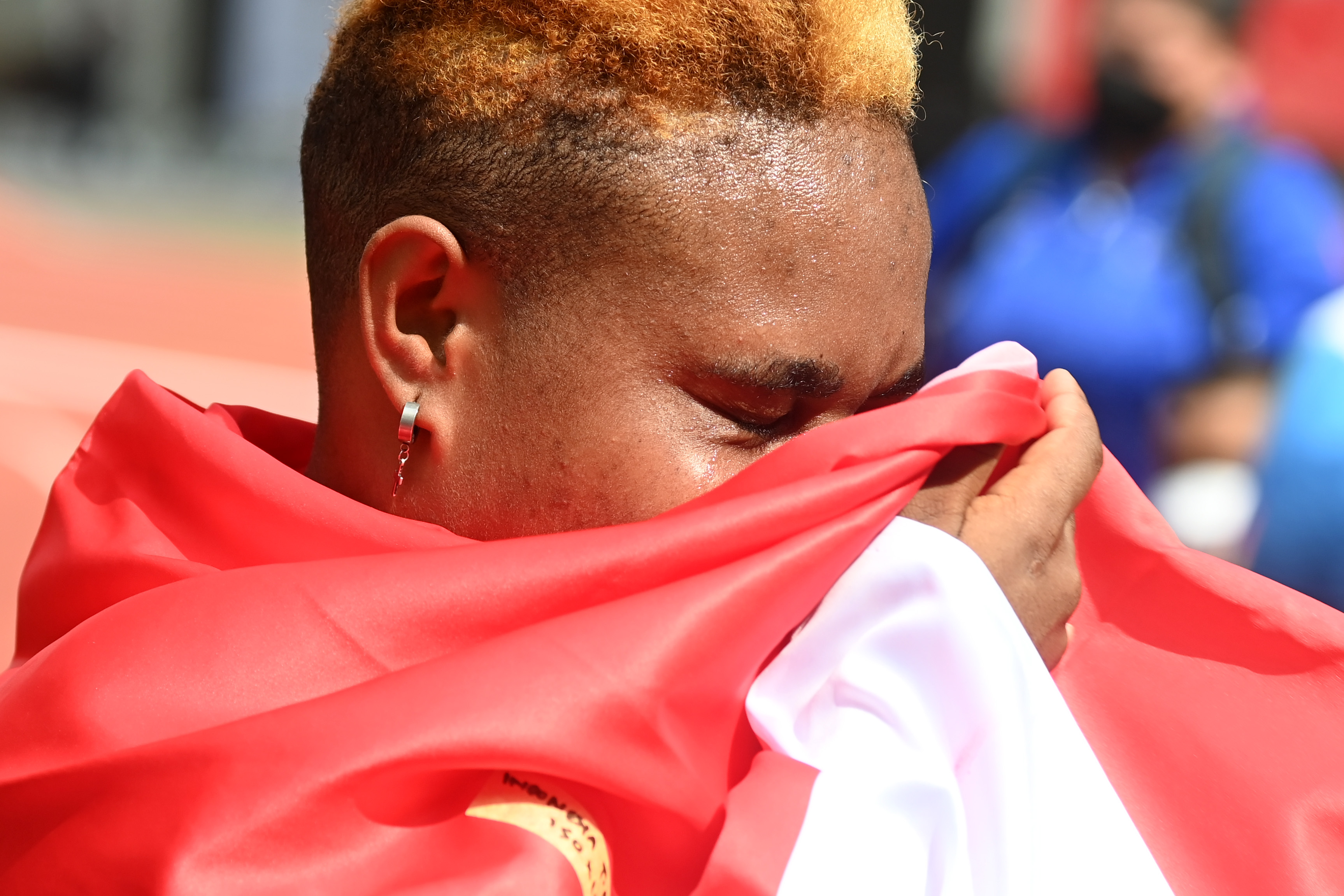 Atlet Indonesia Maria Wilil menangis seusai memenangi pertandingan final cabang olahraga lempar lembing kelas F46 APG XI 2022, Rabu (3/8).