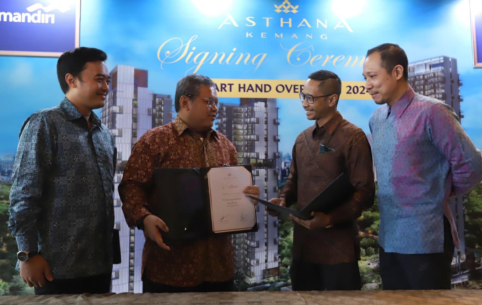 Seremoni penandatanganan perjanjian pembiayaan antara Bank Mandiri dan PT Sintesis Kreasi Bersama (SKB) di Jakarta, Senin (8/8).