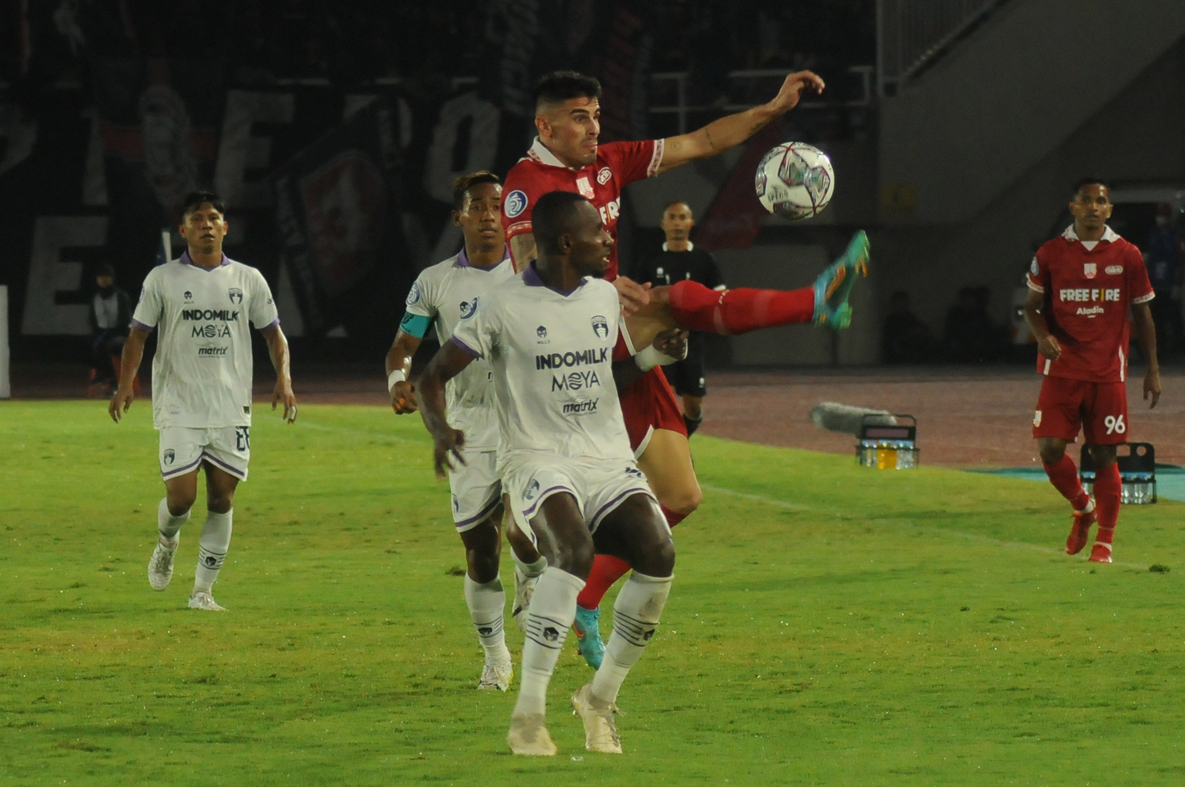 Laga Liga 1 antara Persis dan Persita.