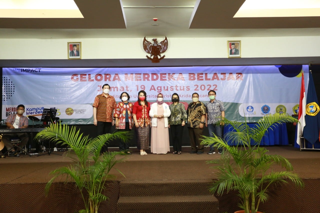 Ketua LLDikti III, Dr. Ir. Paristiyanti Nurwardani, M.P, bersama Rektorat Ukrida Dr. Wani Devita Gunardi dan Dr. Lidia Sandra