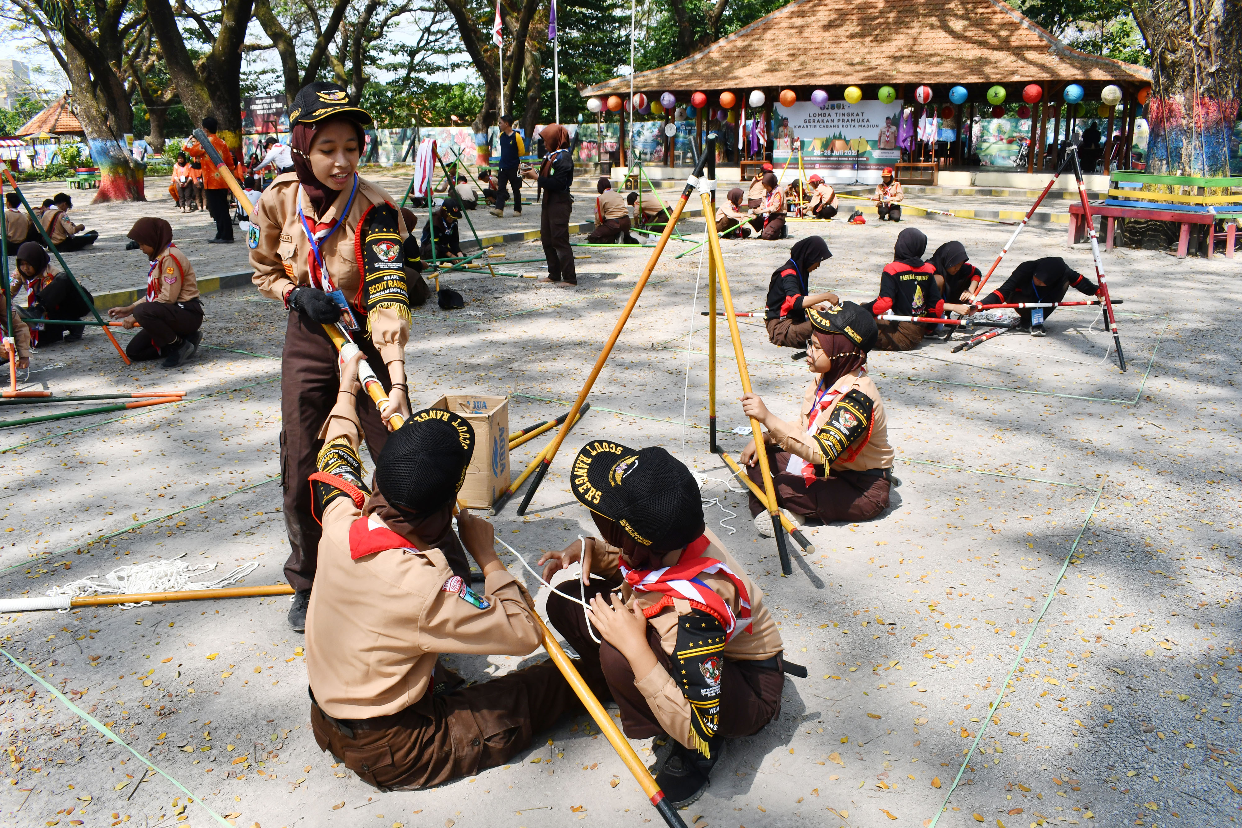 Ilustrasi: Sejumlah anggota Pramuka Penggalang menyelesaikan pembuatan tiang bendera menggunakan tongkat dan tali