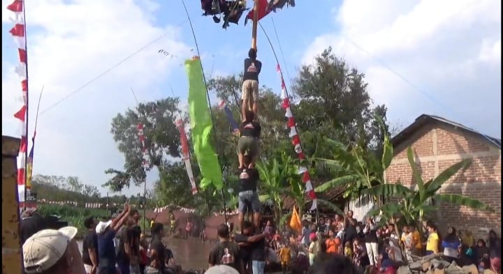 Panjat pinang salah satu lomba favorit meriahkan HUT Kemerdekaan RI mengajarkan gotong royong