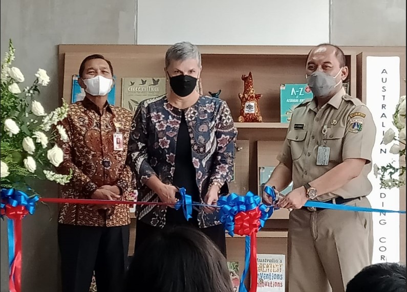 Duta Besar Australia untuk Indonesia Penny Williams (kiri) meresmikan Pojok Baca Australia di Perpustakaan Jakarta