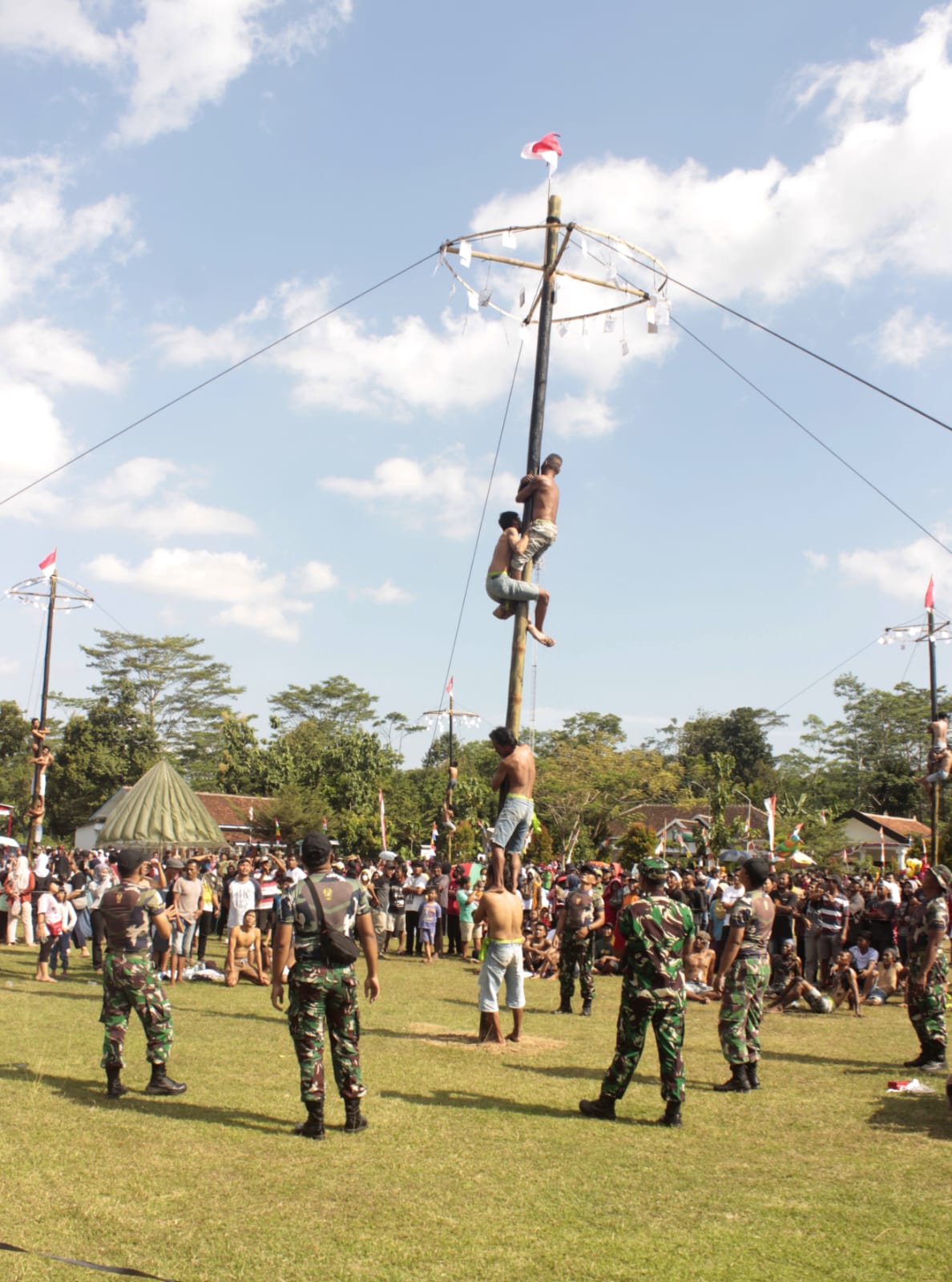 Lomba panjat pinang yang digelar Kodim Klaten, Jawa Tengah