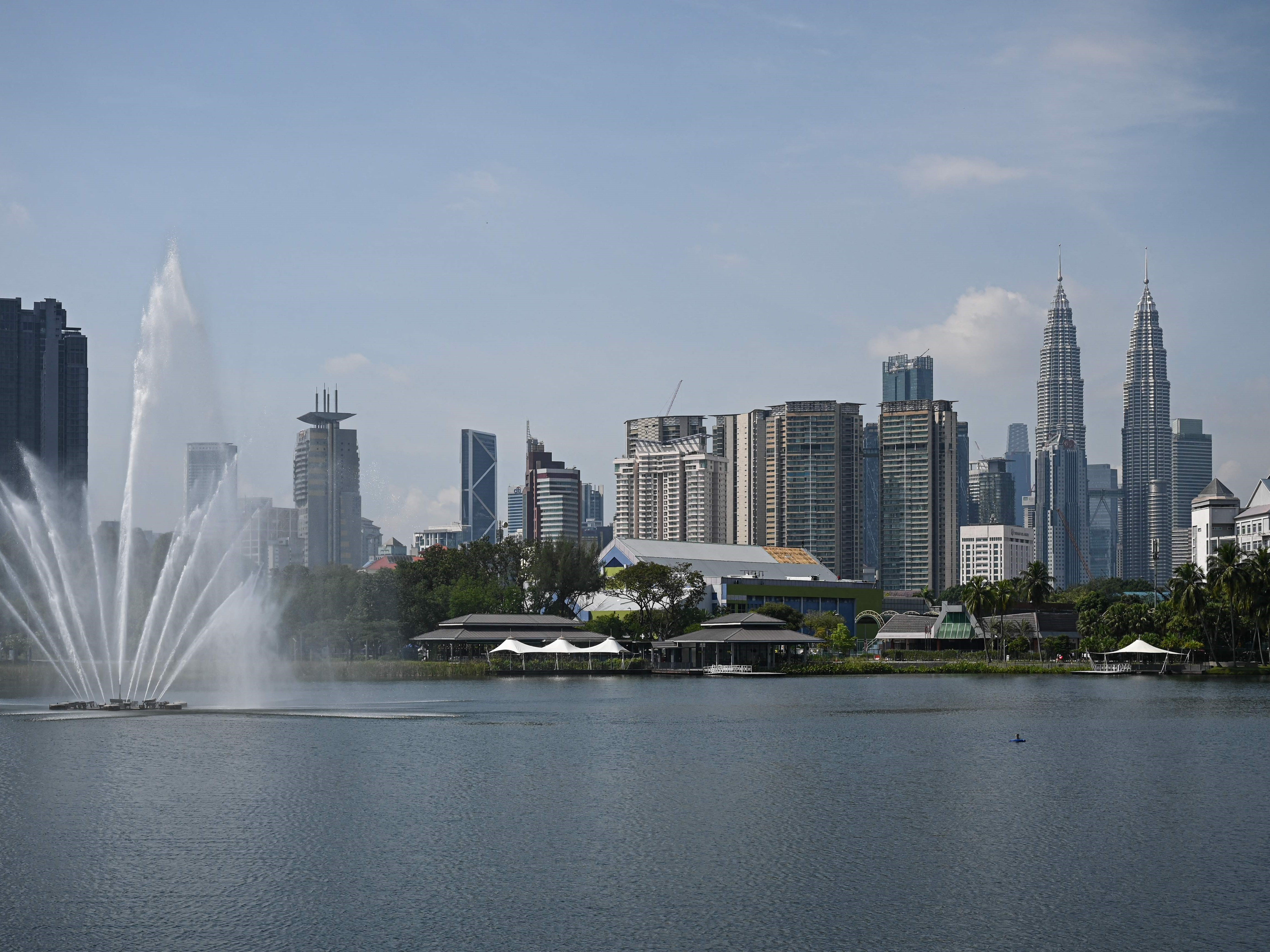 Menara Kembar Petronas Malaysia (kanan) dan bangunan komersial lain terlihat di Kuala Lumpur pada 21 Juli 2022.
