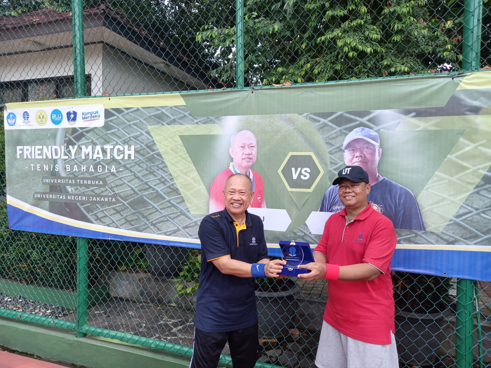 Rektor UT Prof Ojat Darojat (kanan) dan Rektor UNJ Prof. Dr Komarudin (kiri).   