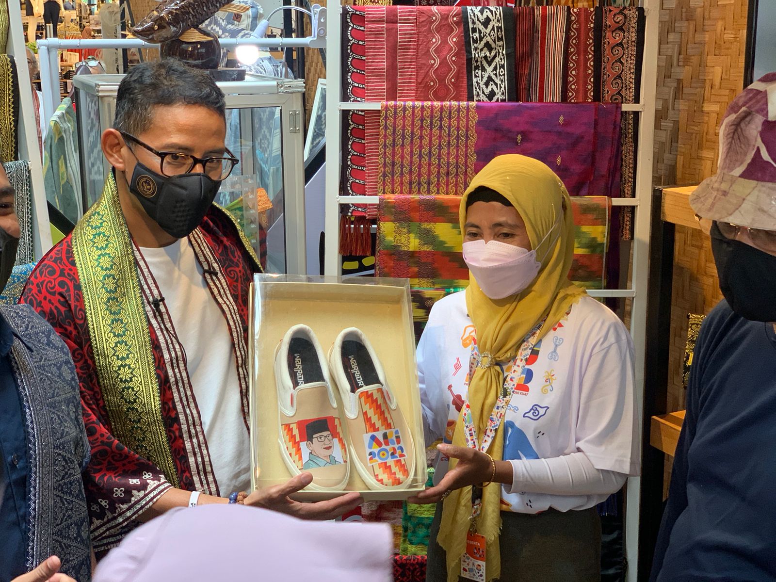Menparekraf Sandiaga Uno mengamati sepatu produk UMKM yang bergambar dirinya di Pontianak, Kalbar. 