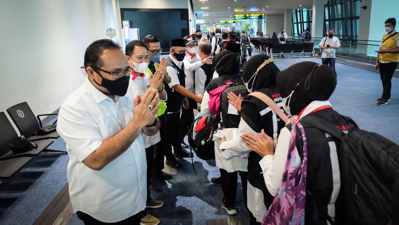 Menteri Agama Yaqut Cholil Qoumas menyambut  kedatangan petugas haji di Bandara Soetta, Banten.