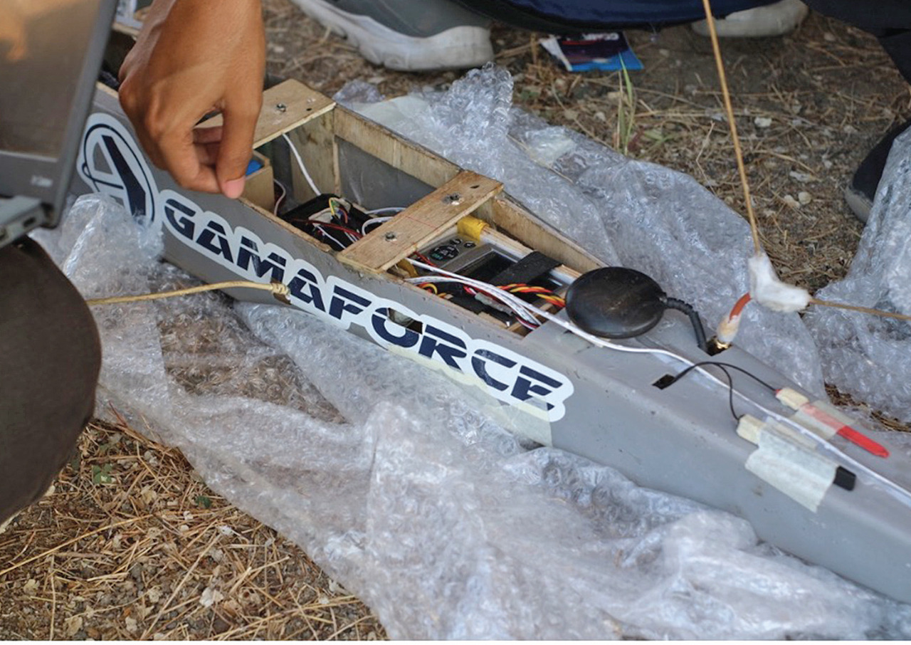 Peneliti sedang melakukan proses instalasi sistem teknologi Edrones ke pesawat nirawak.