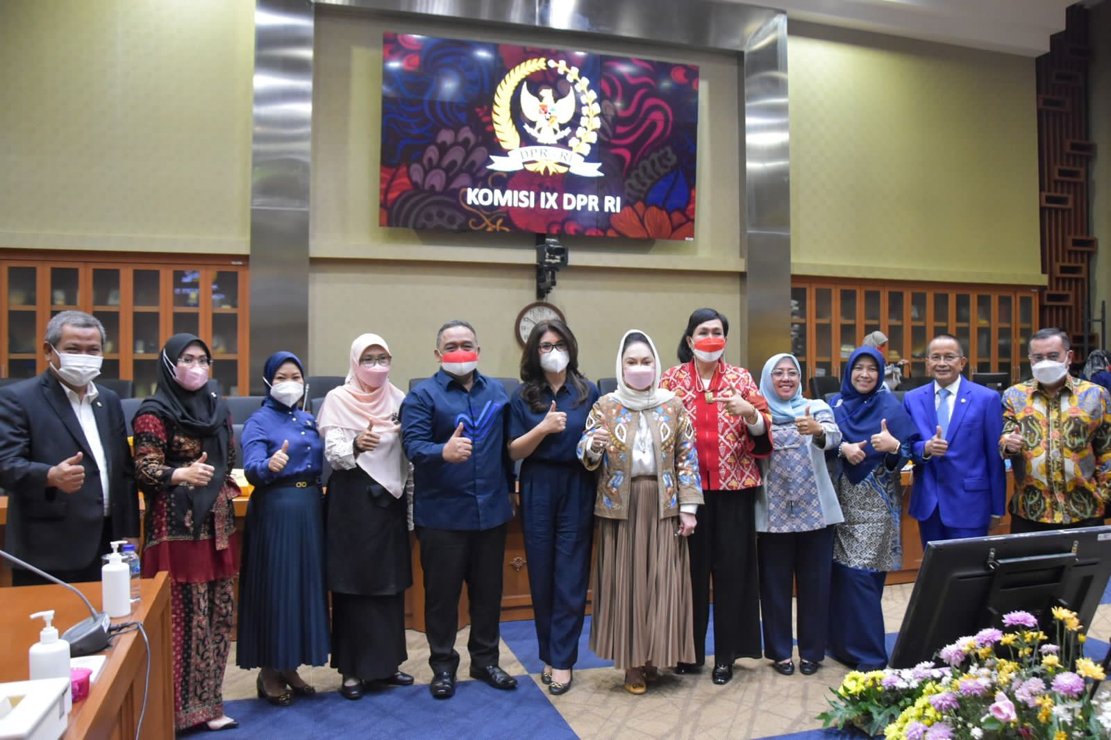 Sejumlah pengurus BP2MI bersama anggota Komisi IX DPR berfoto bersama.