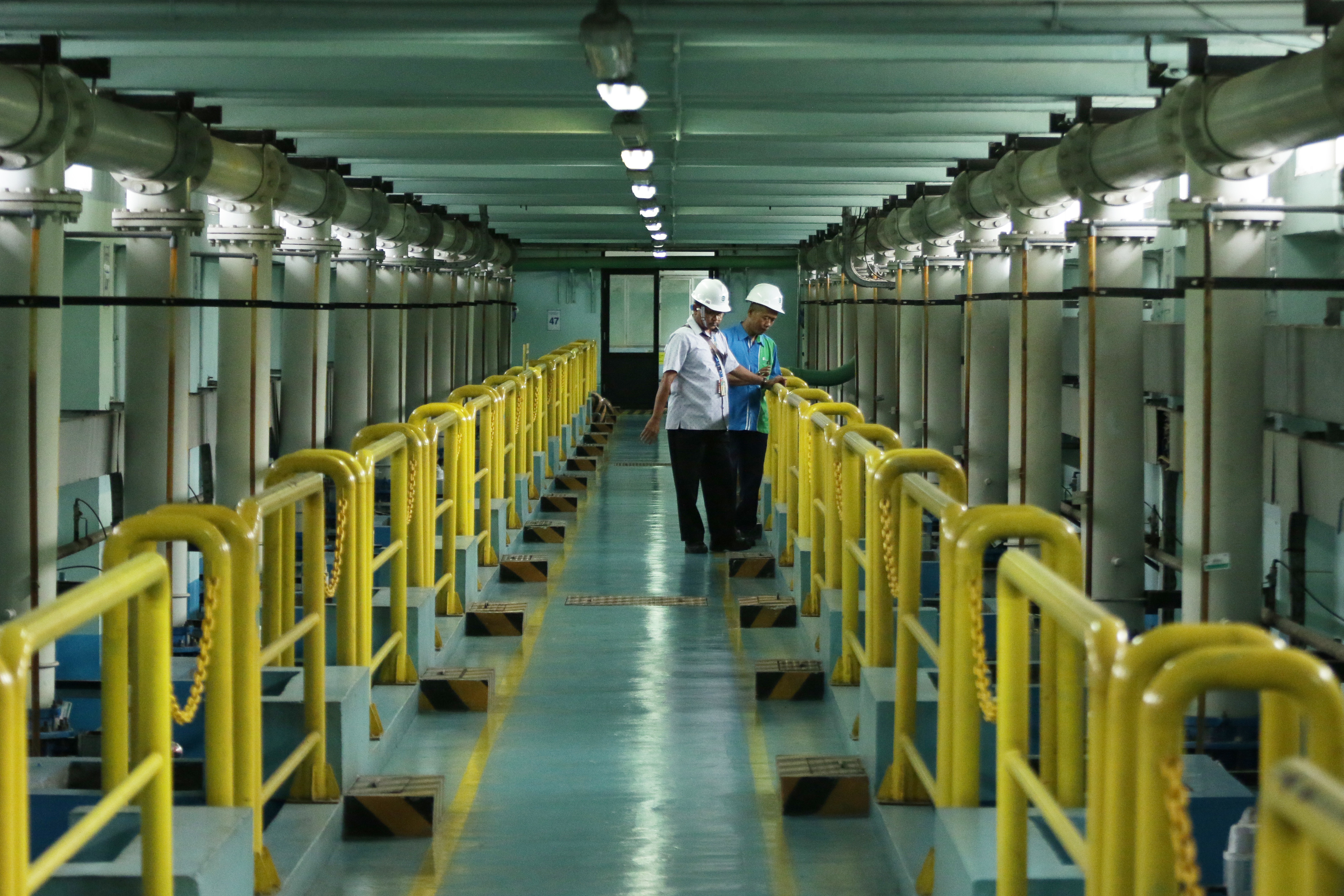 Petugas melakukan pemeriksaan di Instalasi Produksi Air PT PAM Lyonnasise Jaya (Palyja) Pejompongan, Jakarta.