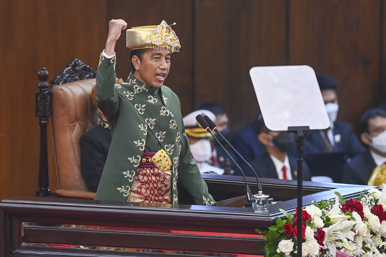 Presiden Joko Widodo mengepalkan tangan saat menyampaikan pidato kenegaraan pada Sidang Tahunan MPR