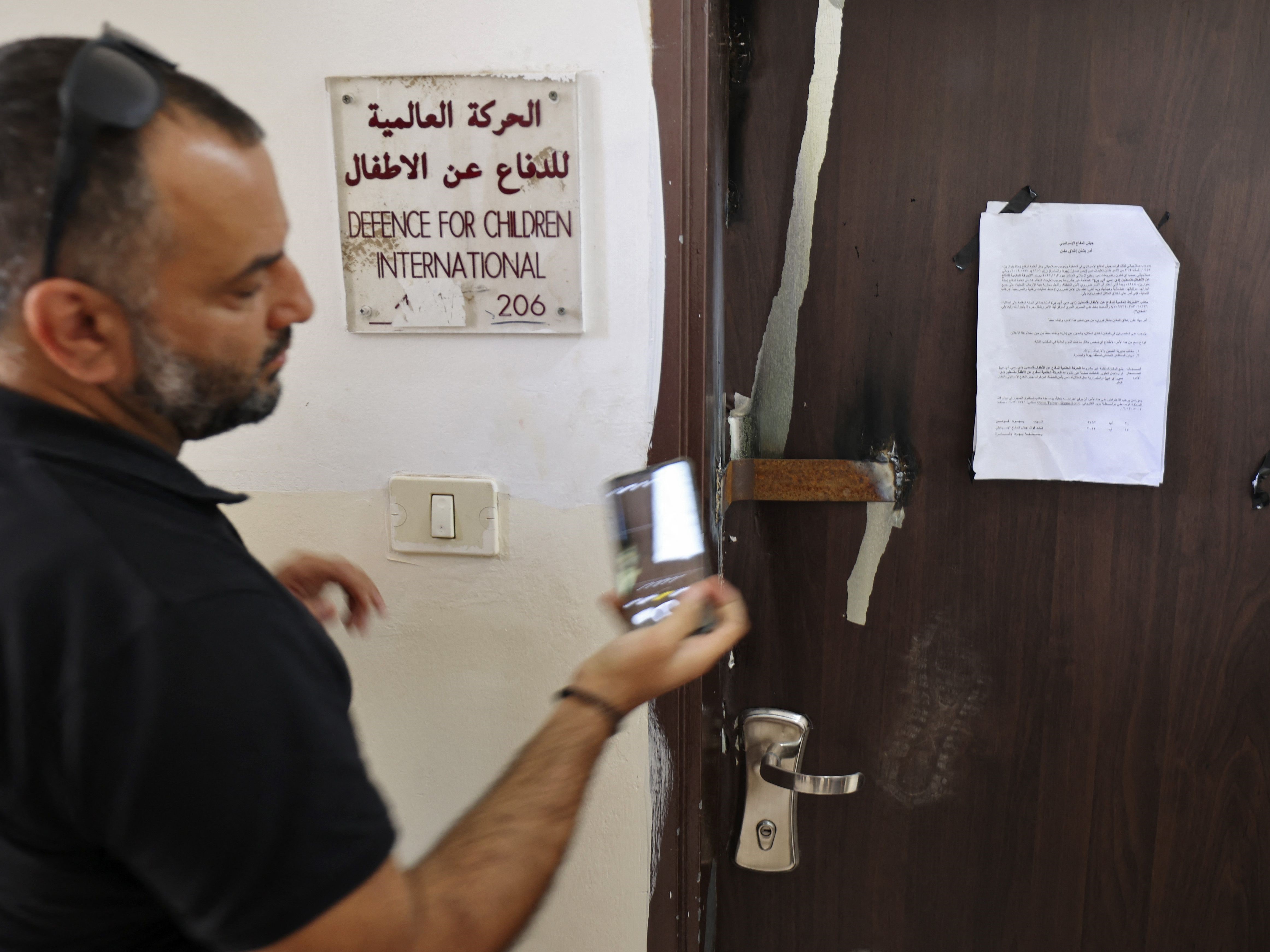 Pintu tertutup kantor LSM Palestina Pertahanan untuk Anak Internasional setelah digerebek oleh pasukan Israel di kota Ramallah.