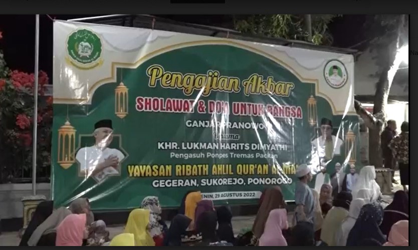  Santri, ulama, dan masyarakat Ponorogo berdoa bersama di Yayasan Ribath Ahlil Al-Qur'an Al Maliki, Sukorejo, Ponorogo, Jawa Timur, untuk ke