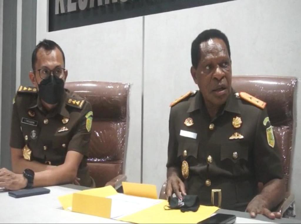 Kepala Kejaksaa Tinggi Papua Nikolaus Kondomo (kanan)