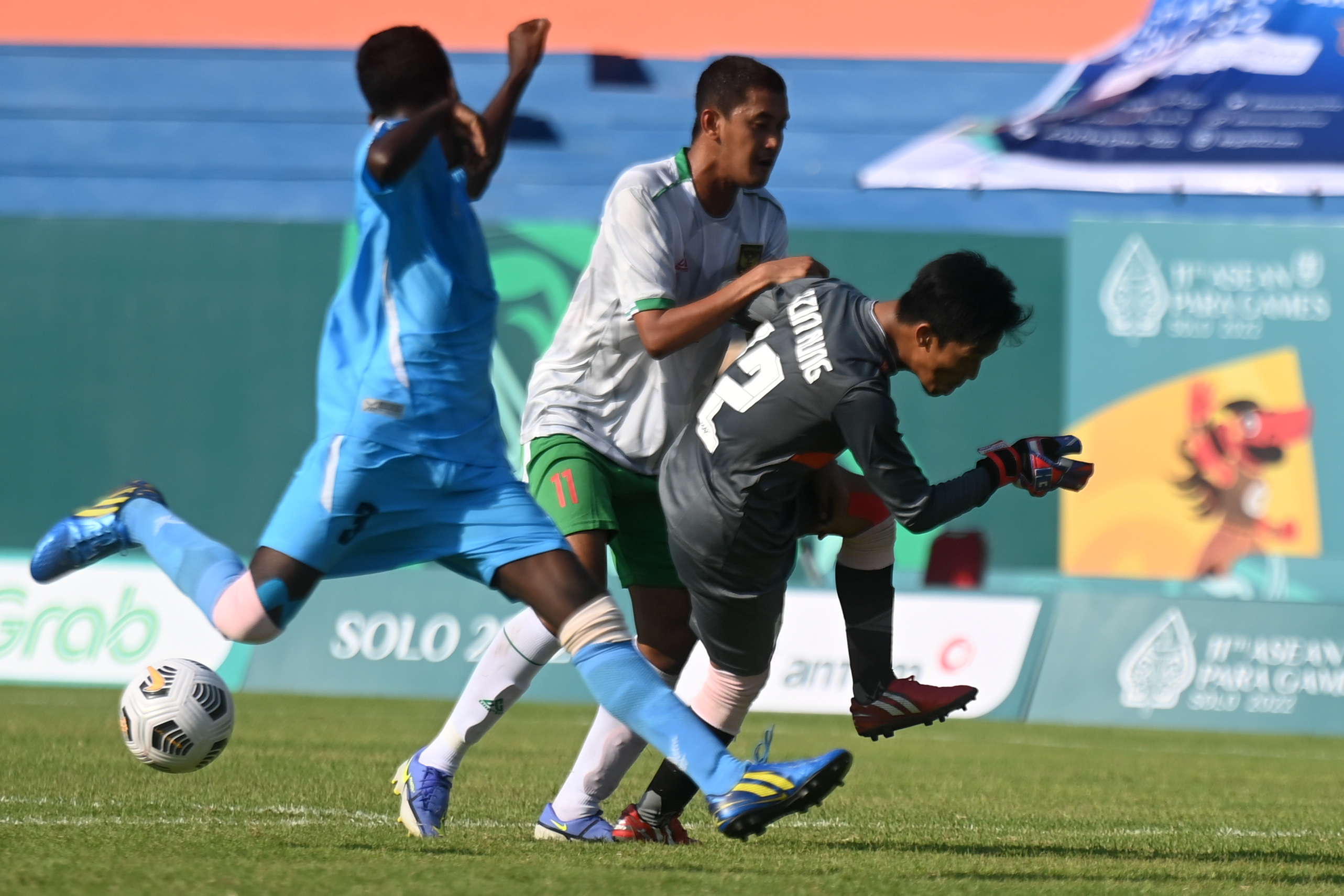 Penampilan pesepak bola CP Indonesia Muhammad Iksan Tabrani (tengah) saat menghadapi Vietnam di Stadion UNS Solo, Senin (1/8).