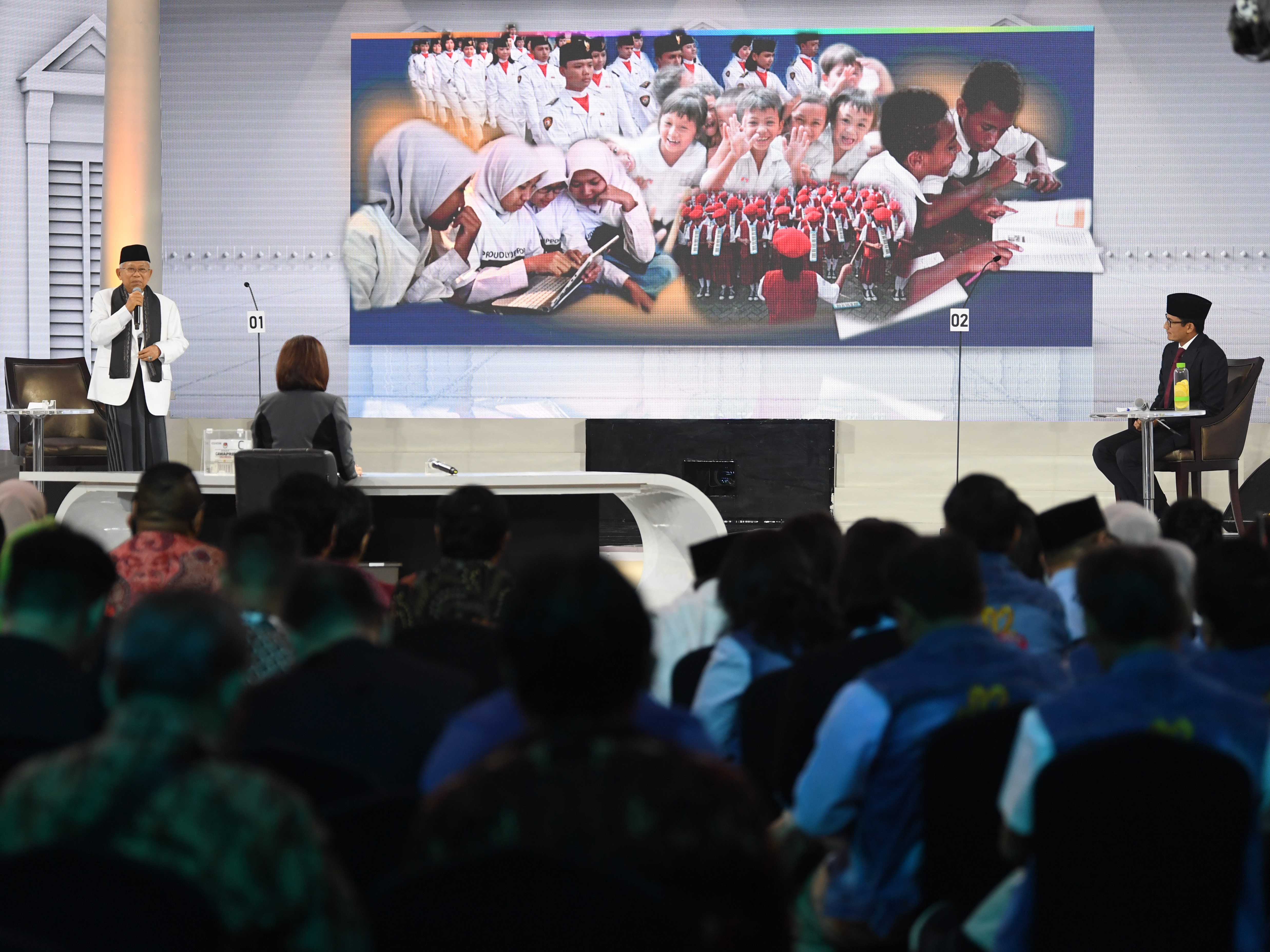 Cawapres nomor urut 01 K.H. Ma'ruf Amin (kiri) dan Cawapres nomor urut 02 Sandiaga Uno (kanan) mengikuti Debat Capres Putaran Ketiga.