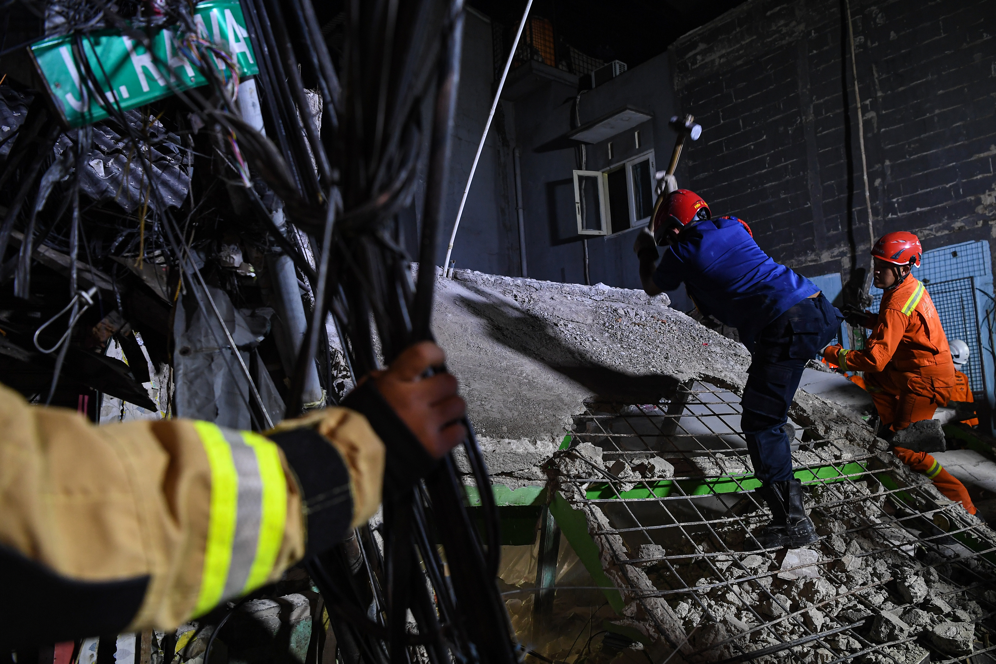 Tim SAR gabungan membongkar puing-puing bangunan yang roboh di Johar Baru, Jakarta Pusat, Kamis (28/7).