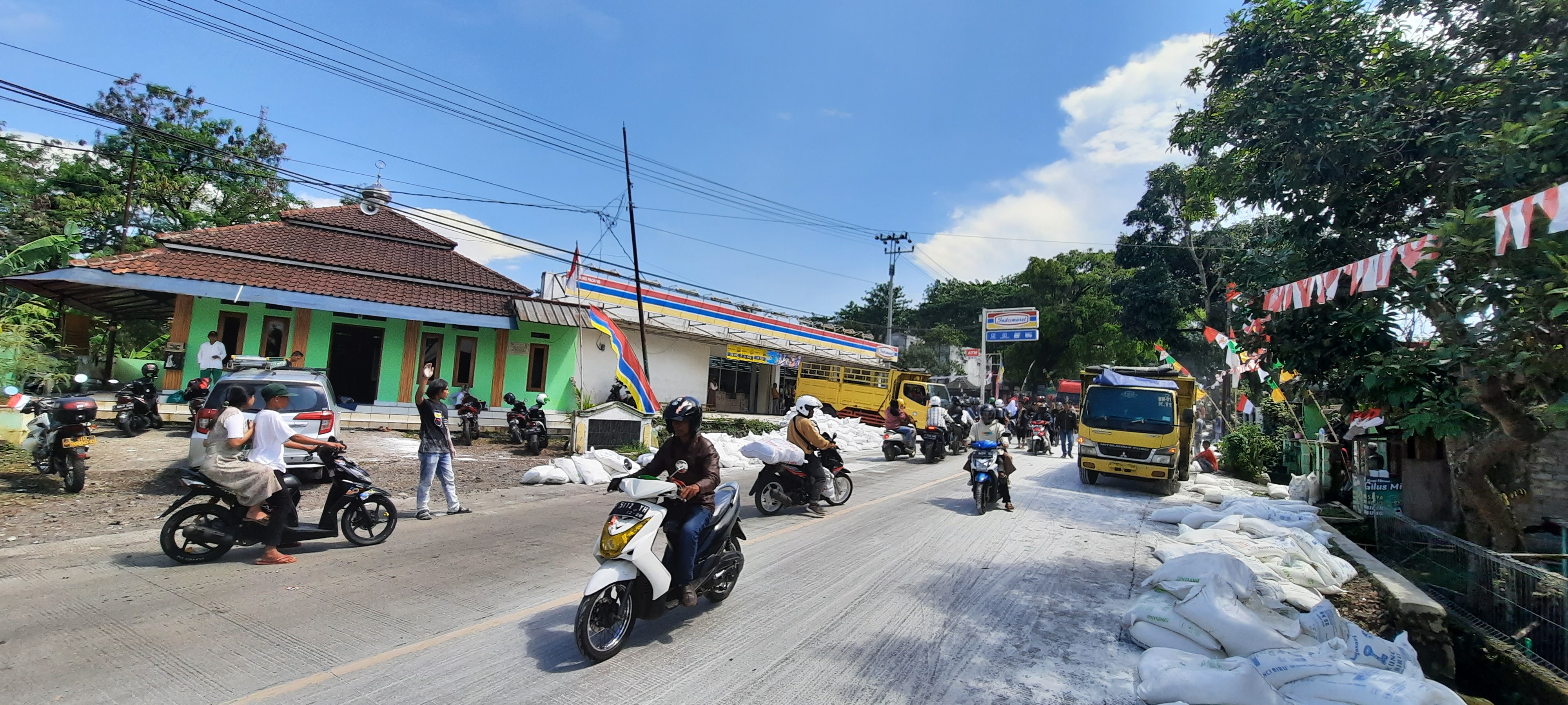 Kecelakaan beruntun terjadi di Jalan Raya Cianjur-Sukabumi, Jawa Barat, Minggu (14/8). Lima orang tewas dan beberapa korban lainnya mengala